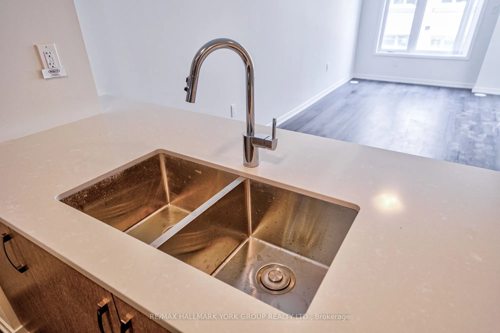 151 Honeycrisp Crescent, #180