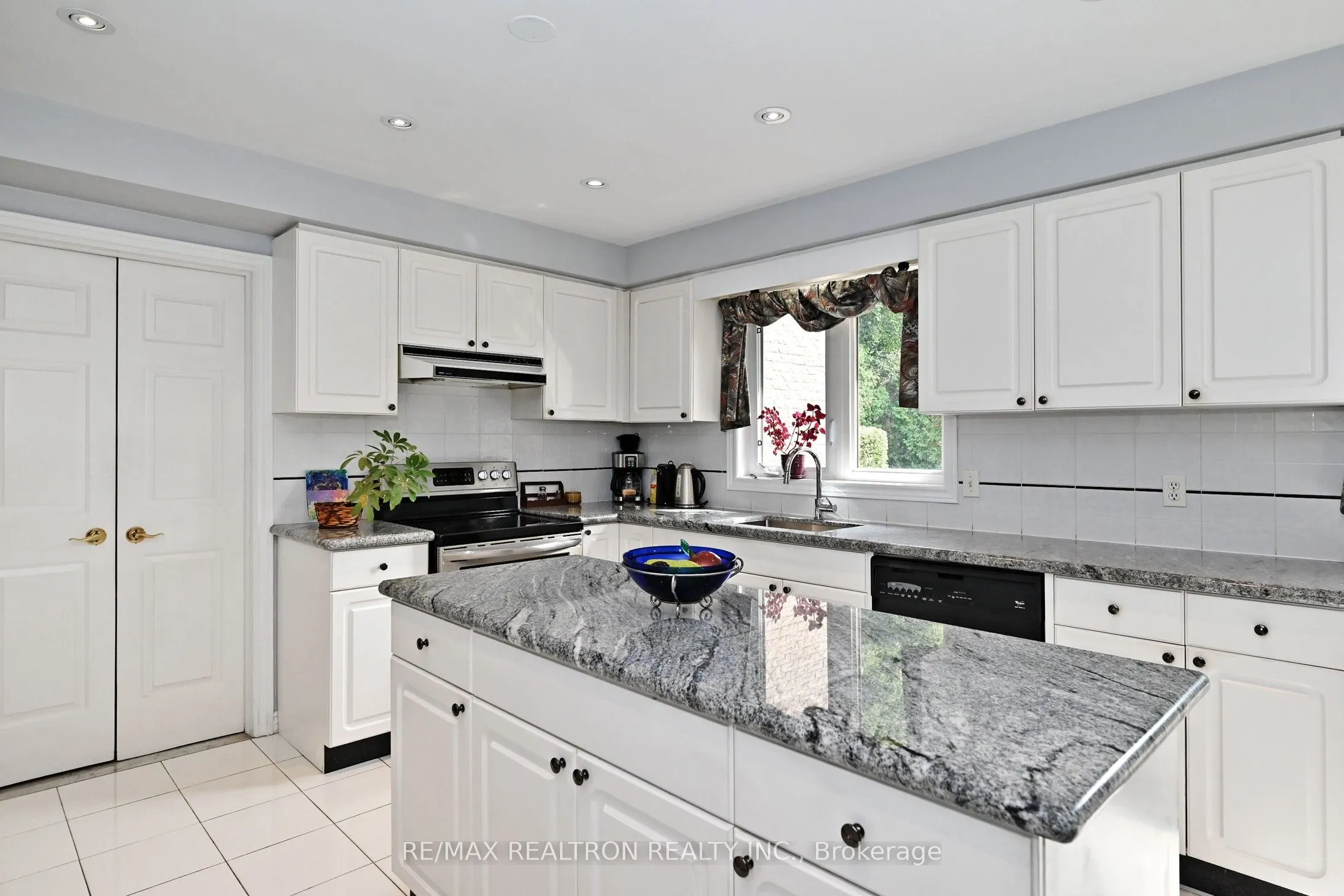 3 Whitelaw Court