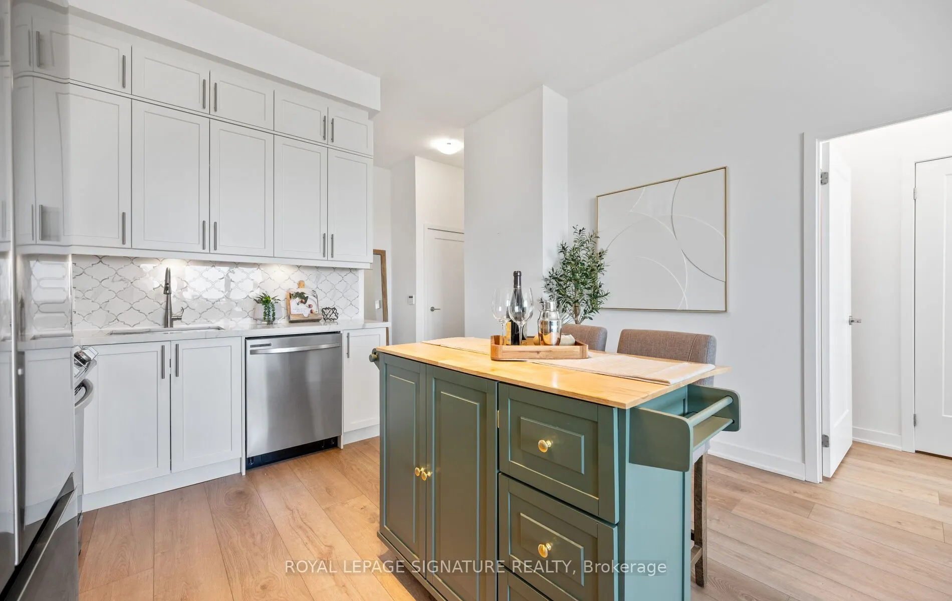 105 Oneida Crescent, #PH07