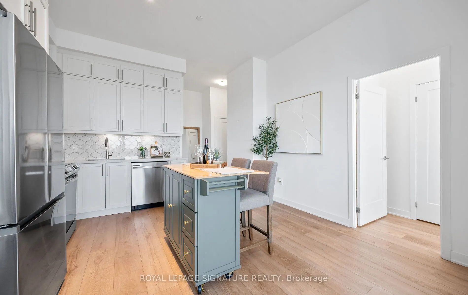 105 Oneida Crescent, #PH07