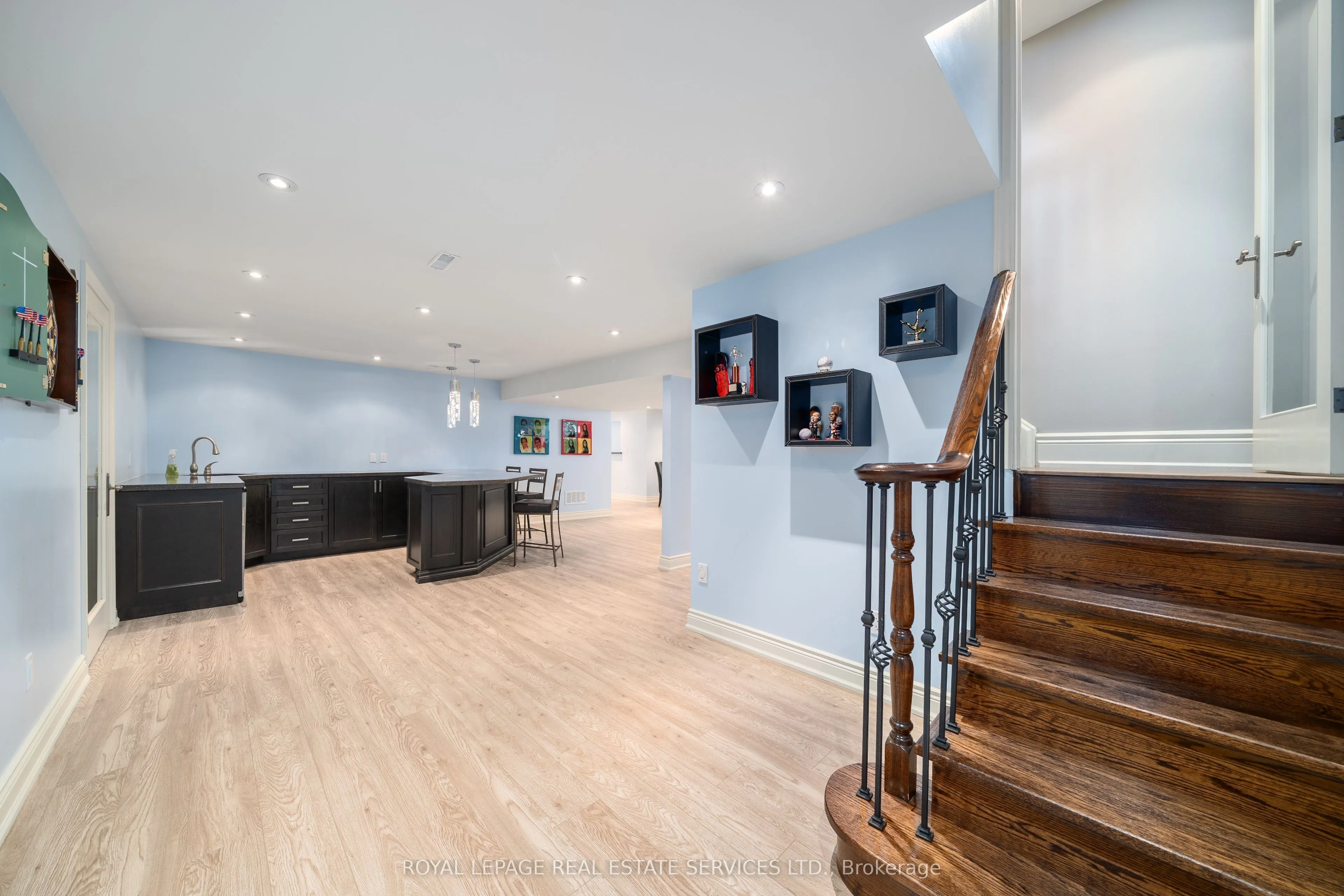 16 Sherman Oaks Court