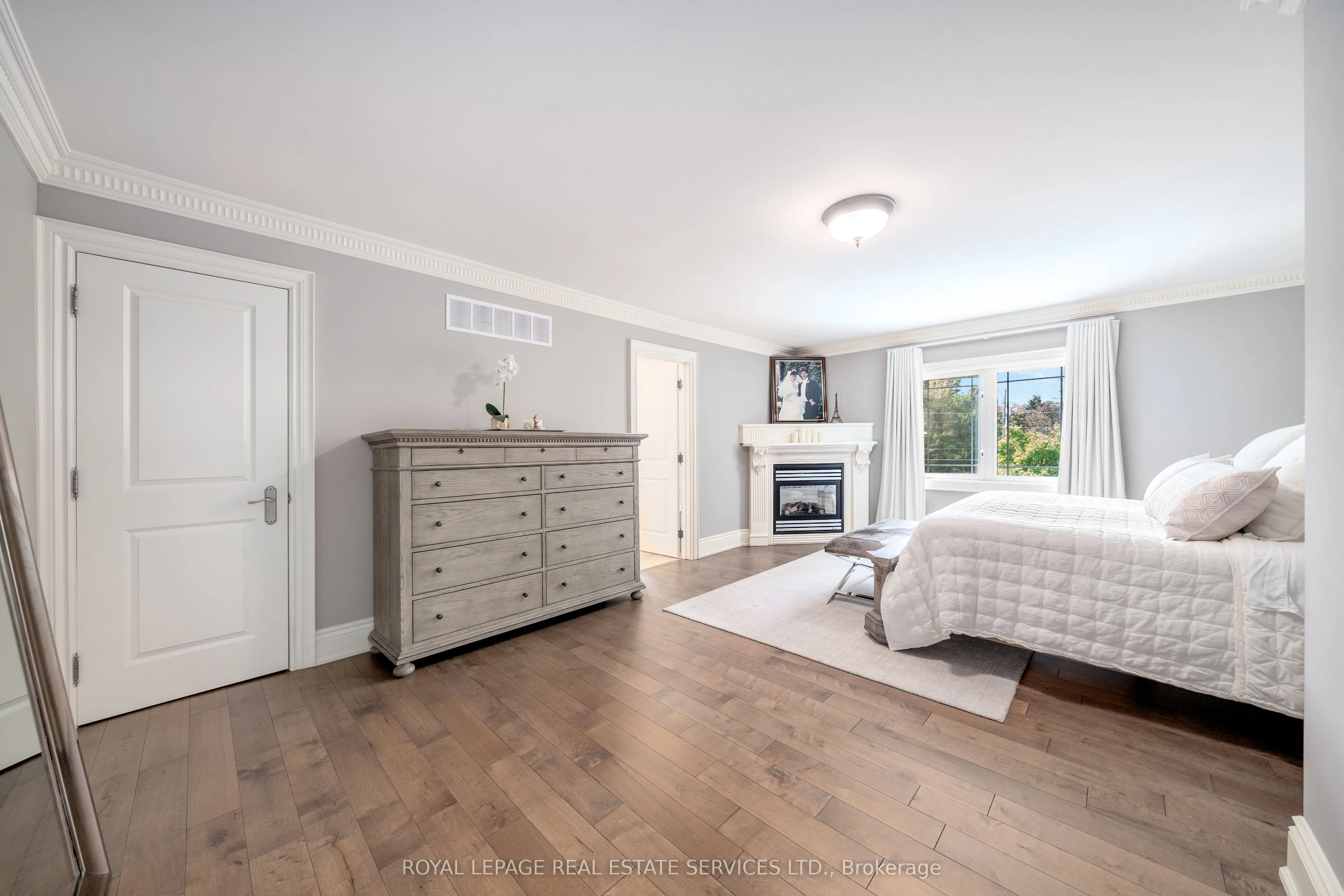 16 Sherman Oaks Court