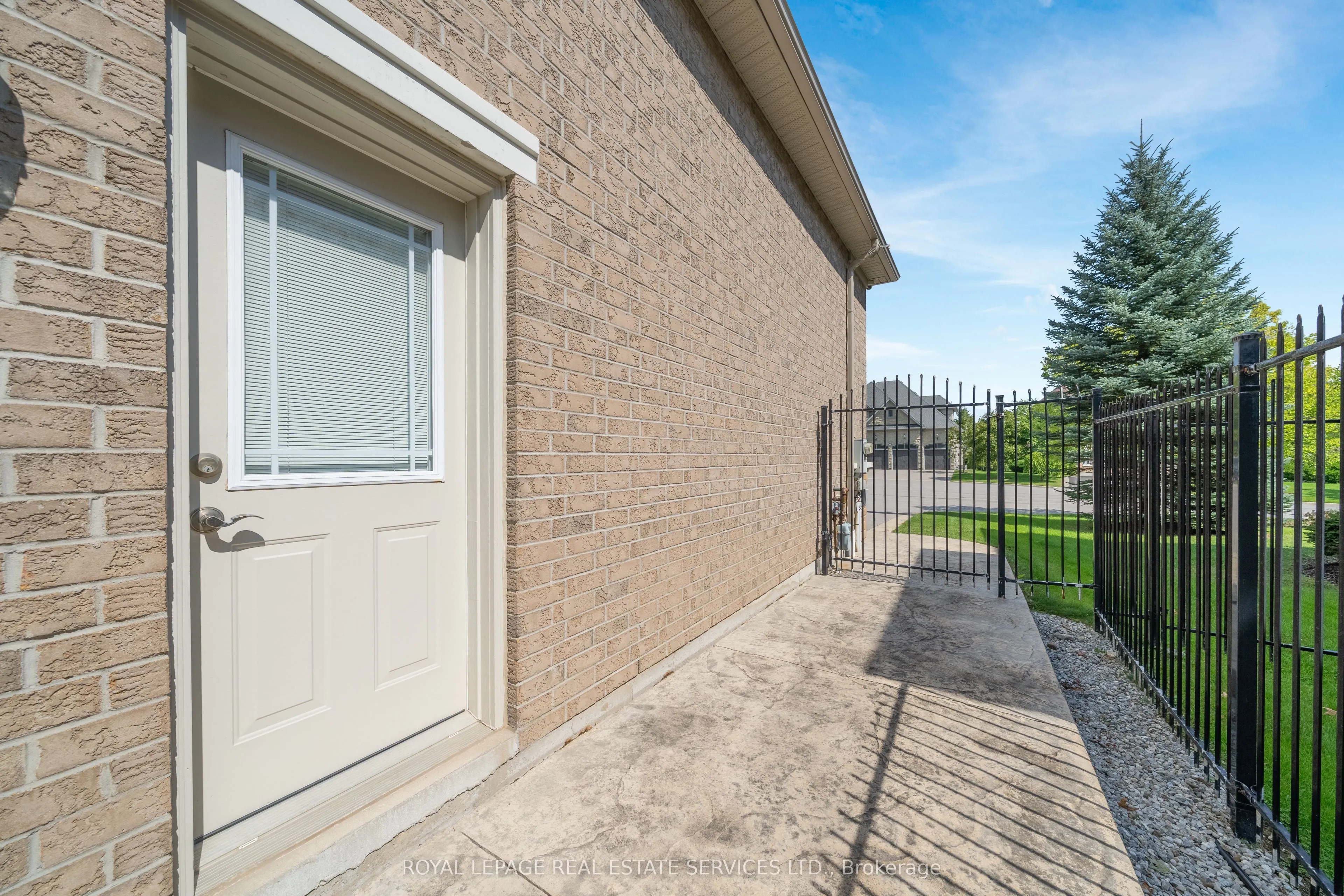 16 Sherman Oaks Court