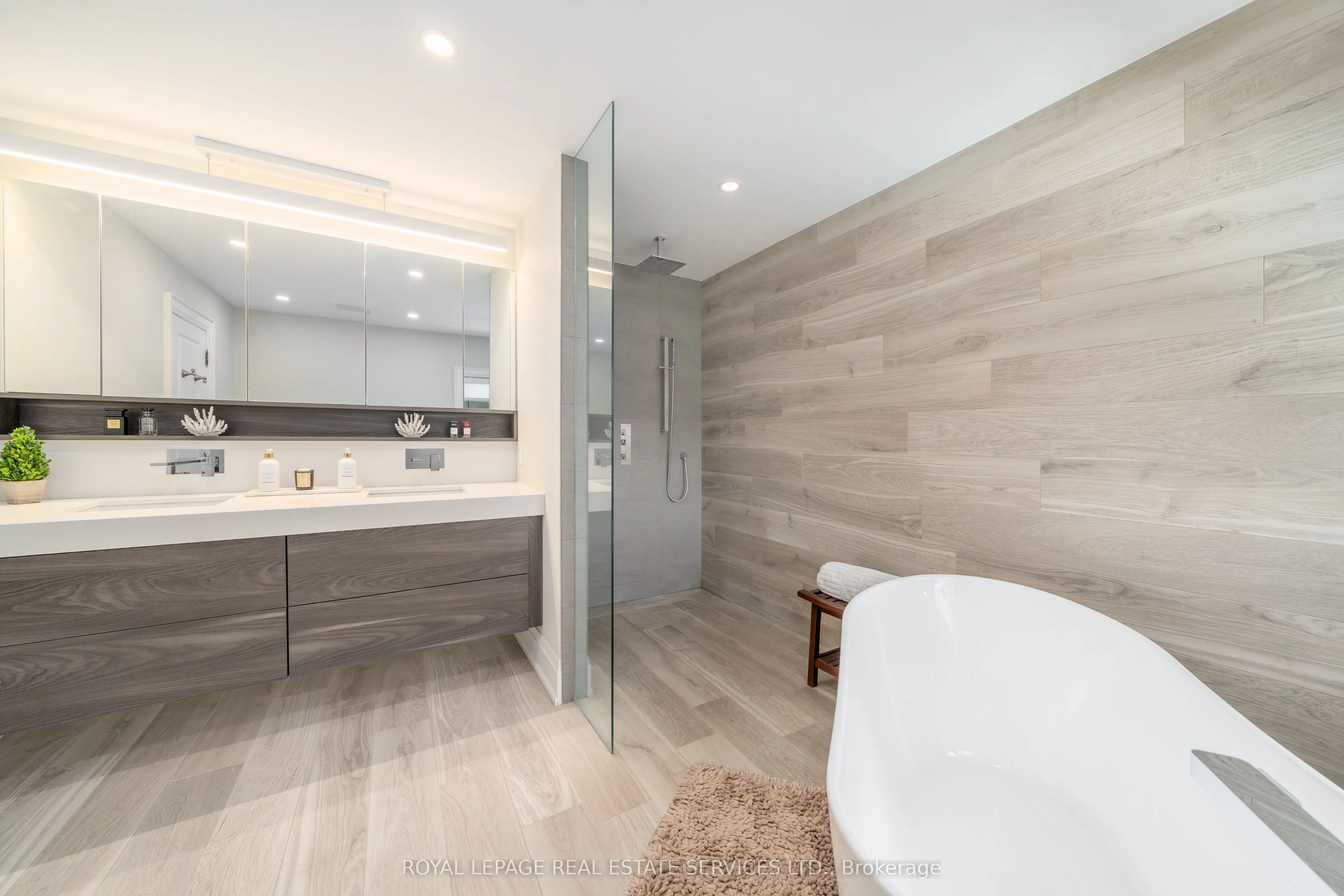 16 Sherman Oaks Court