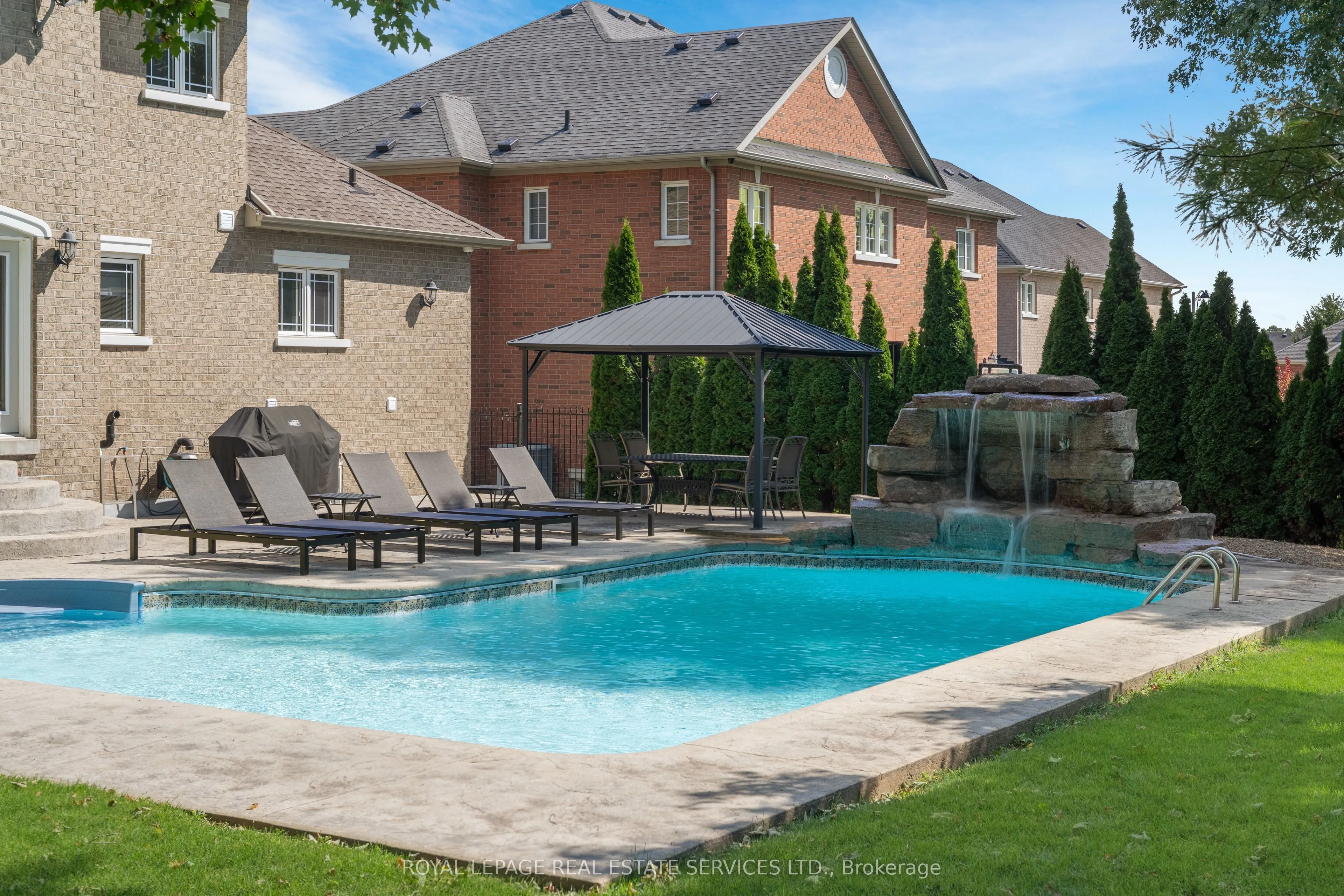 16 Sherman Oaks Court