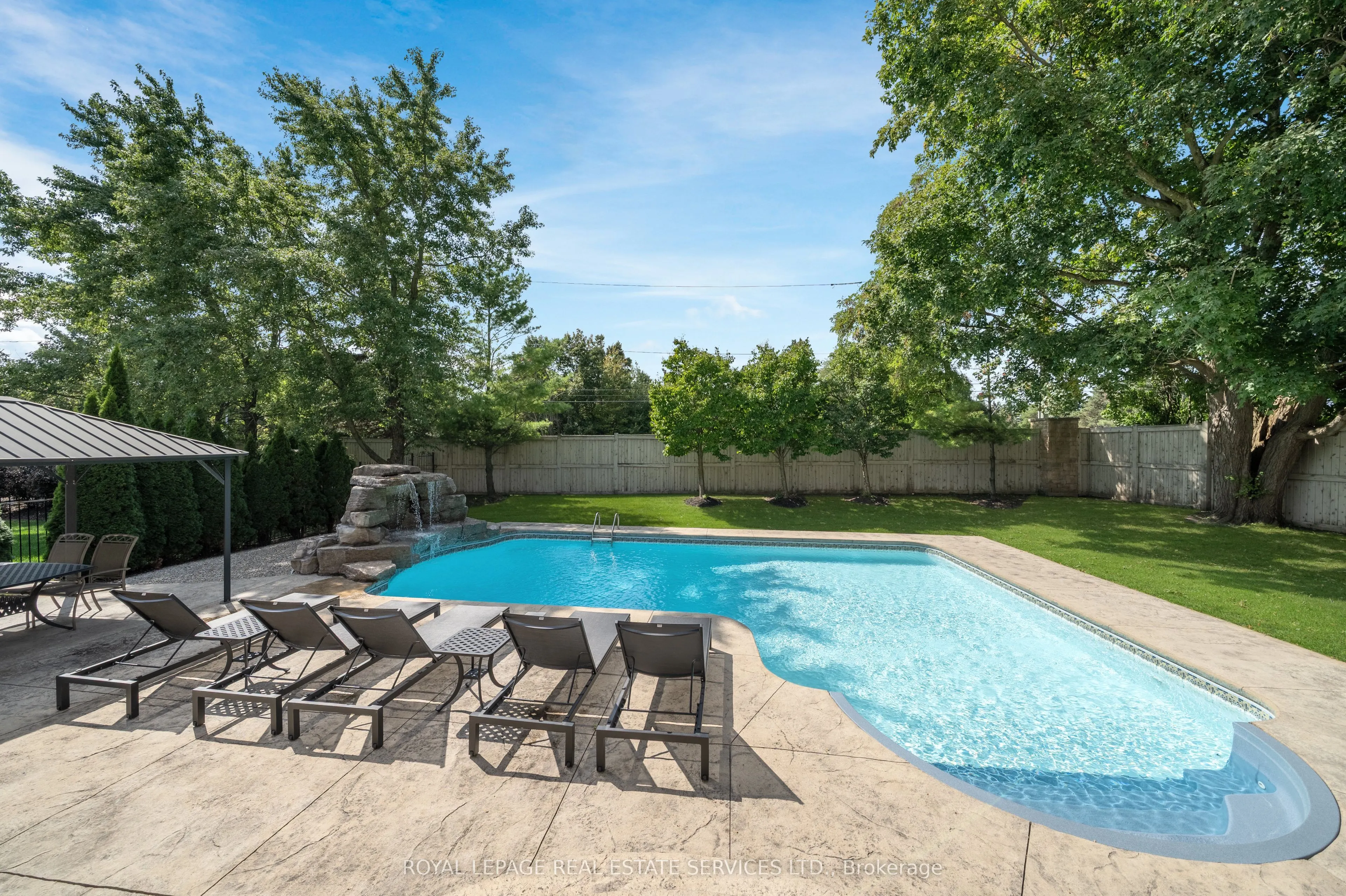 16 Sherman Oaks Court