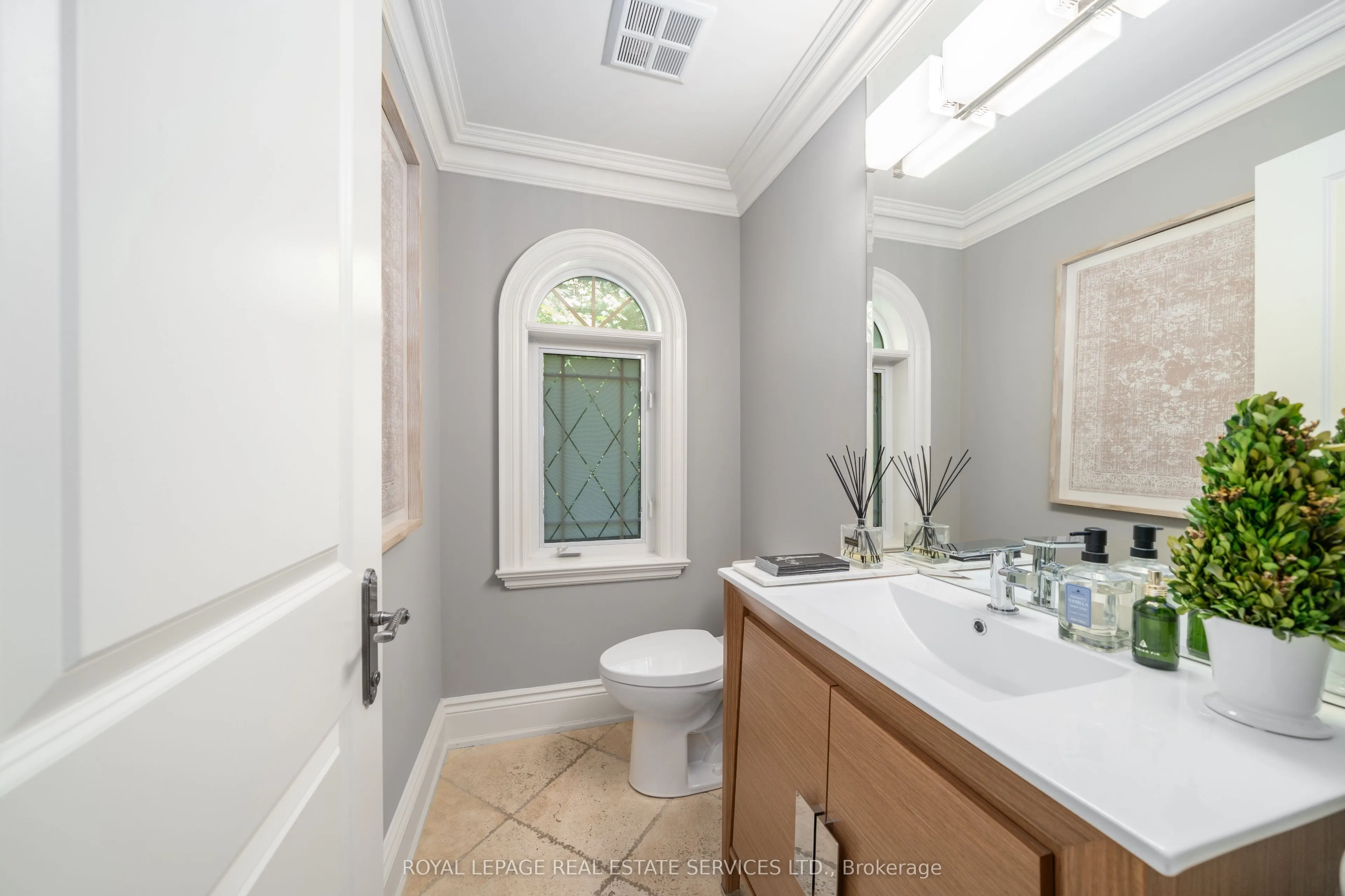 16 Sherman Oaks Court