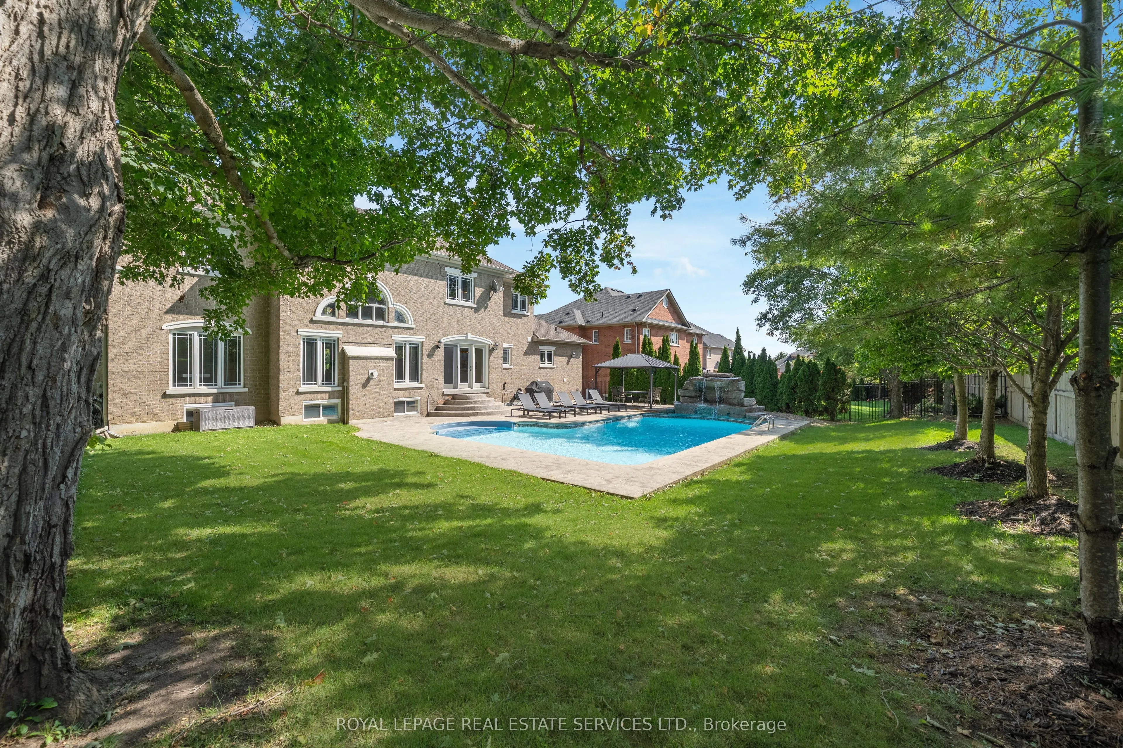 16 Sherman Oaks Court