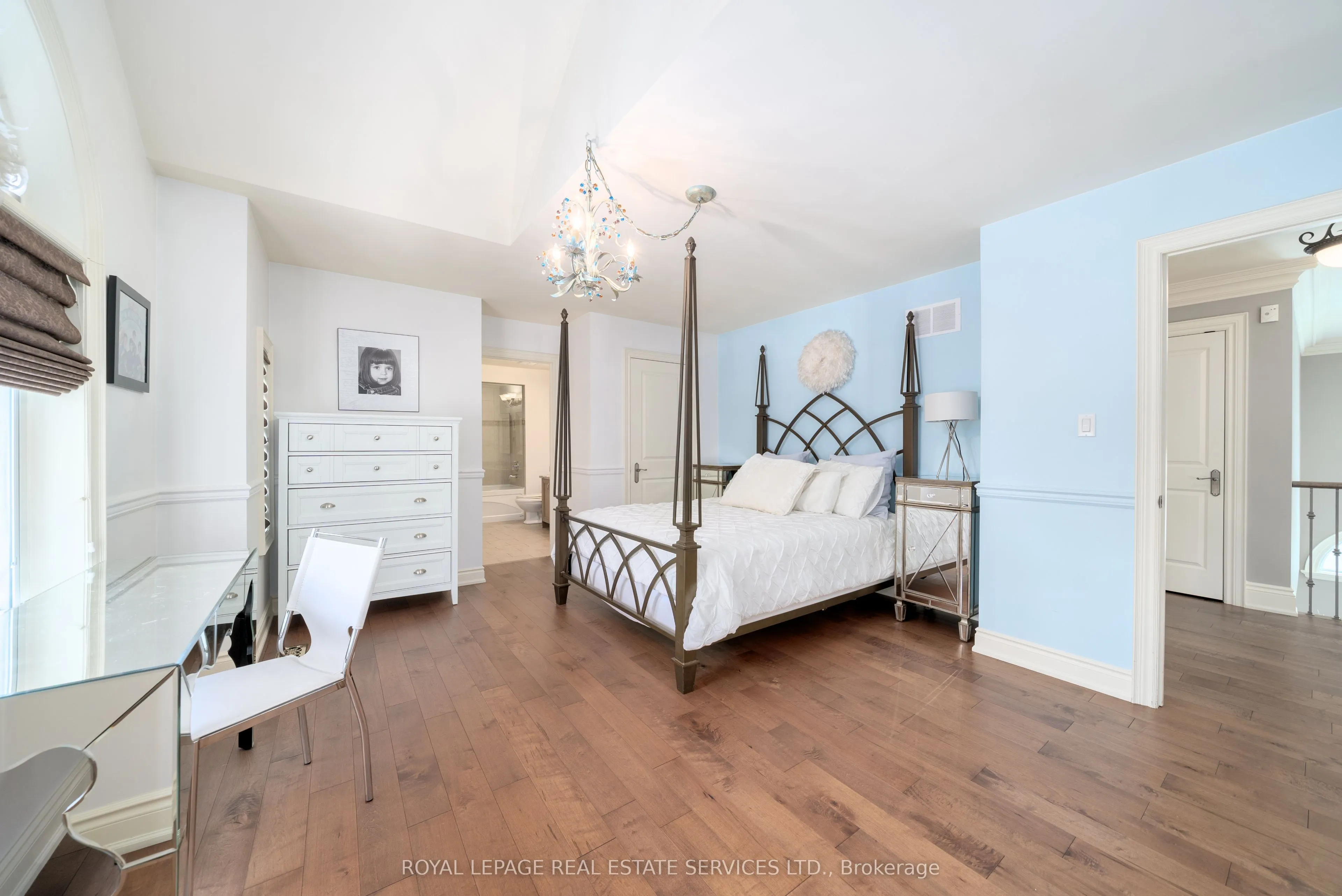 16 Sherman Oaks Court