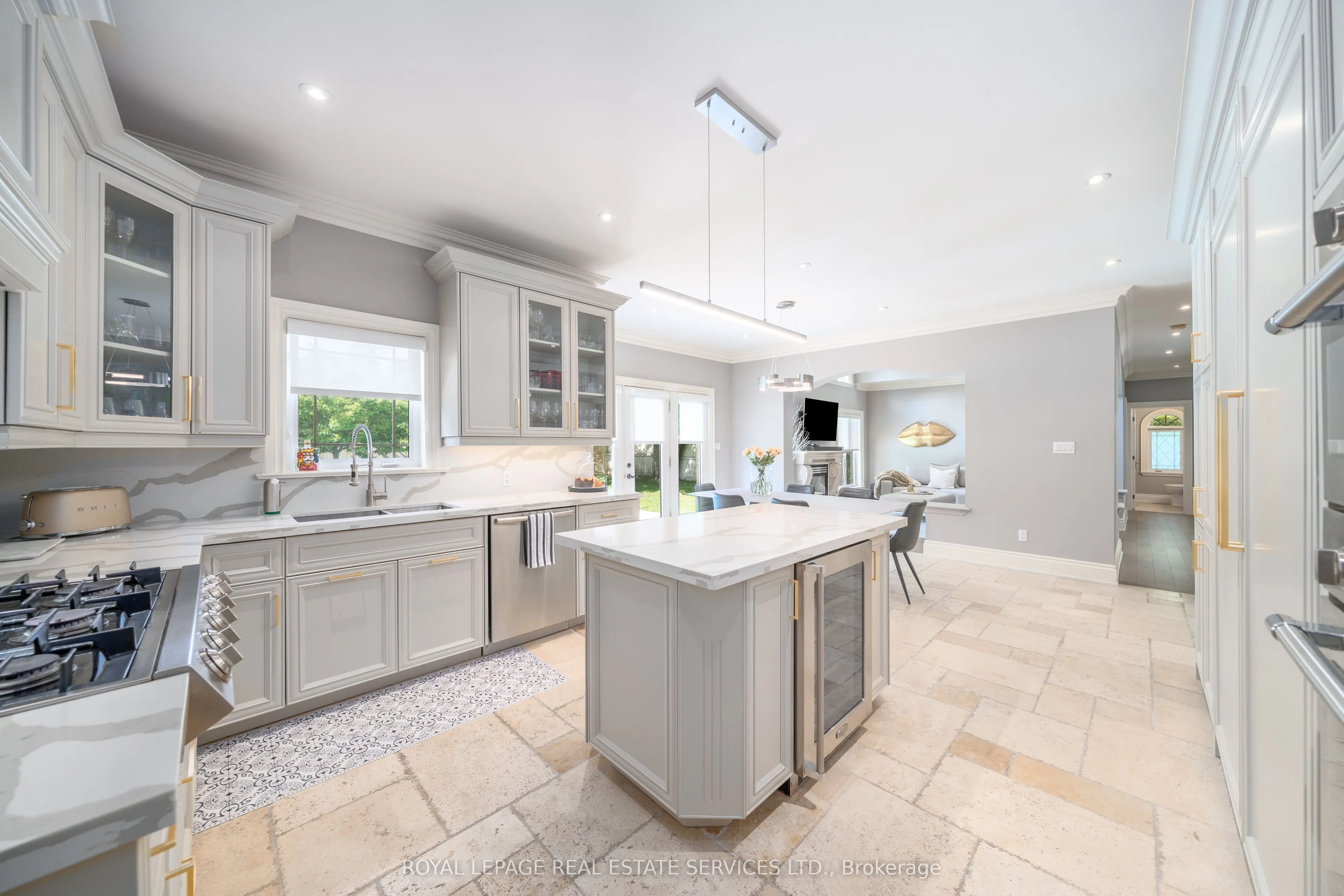 16 Sherman Oaks Court