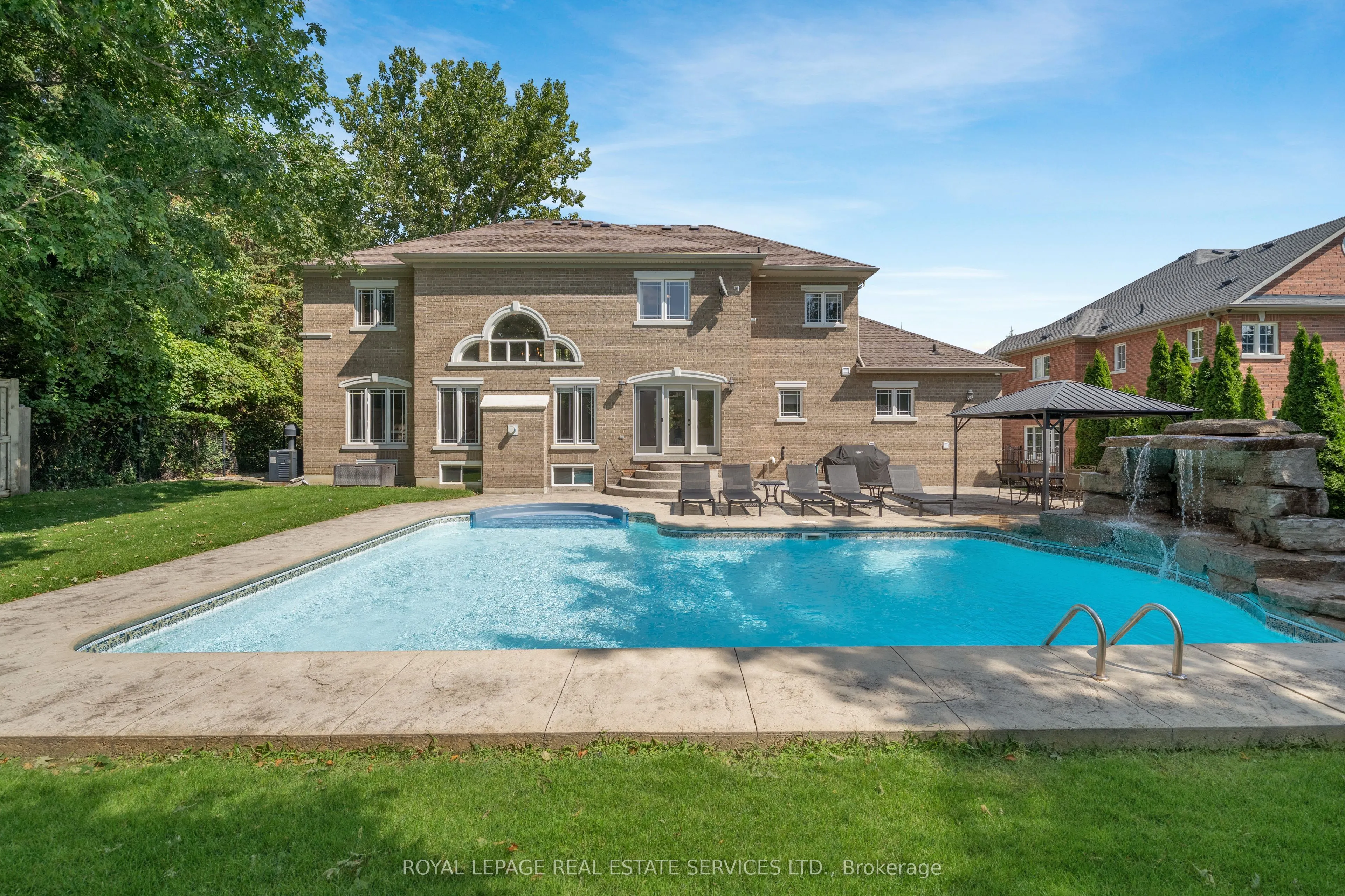 16 Sherman Oaks Court