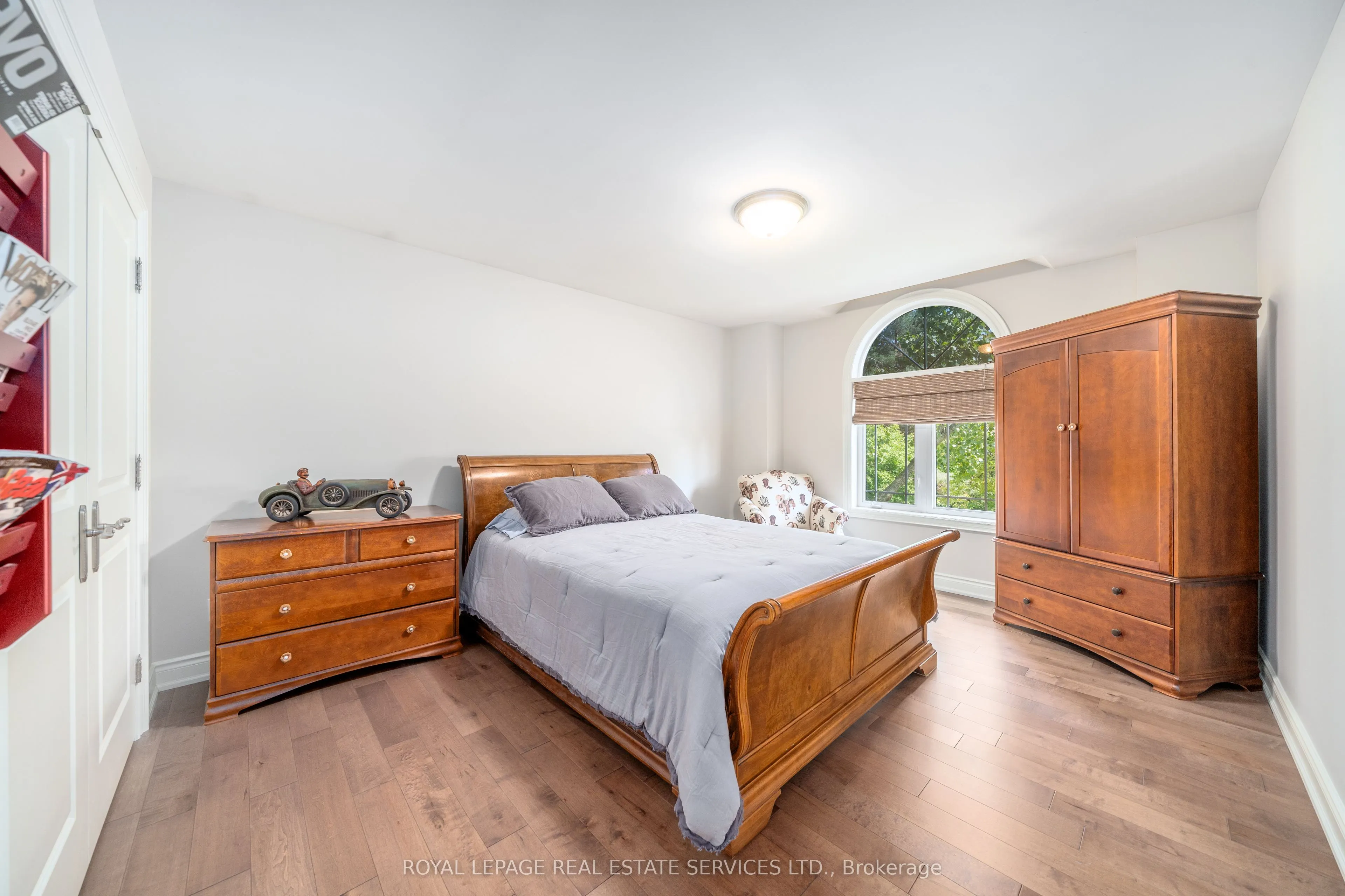 16 Sherman Oaks Court