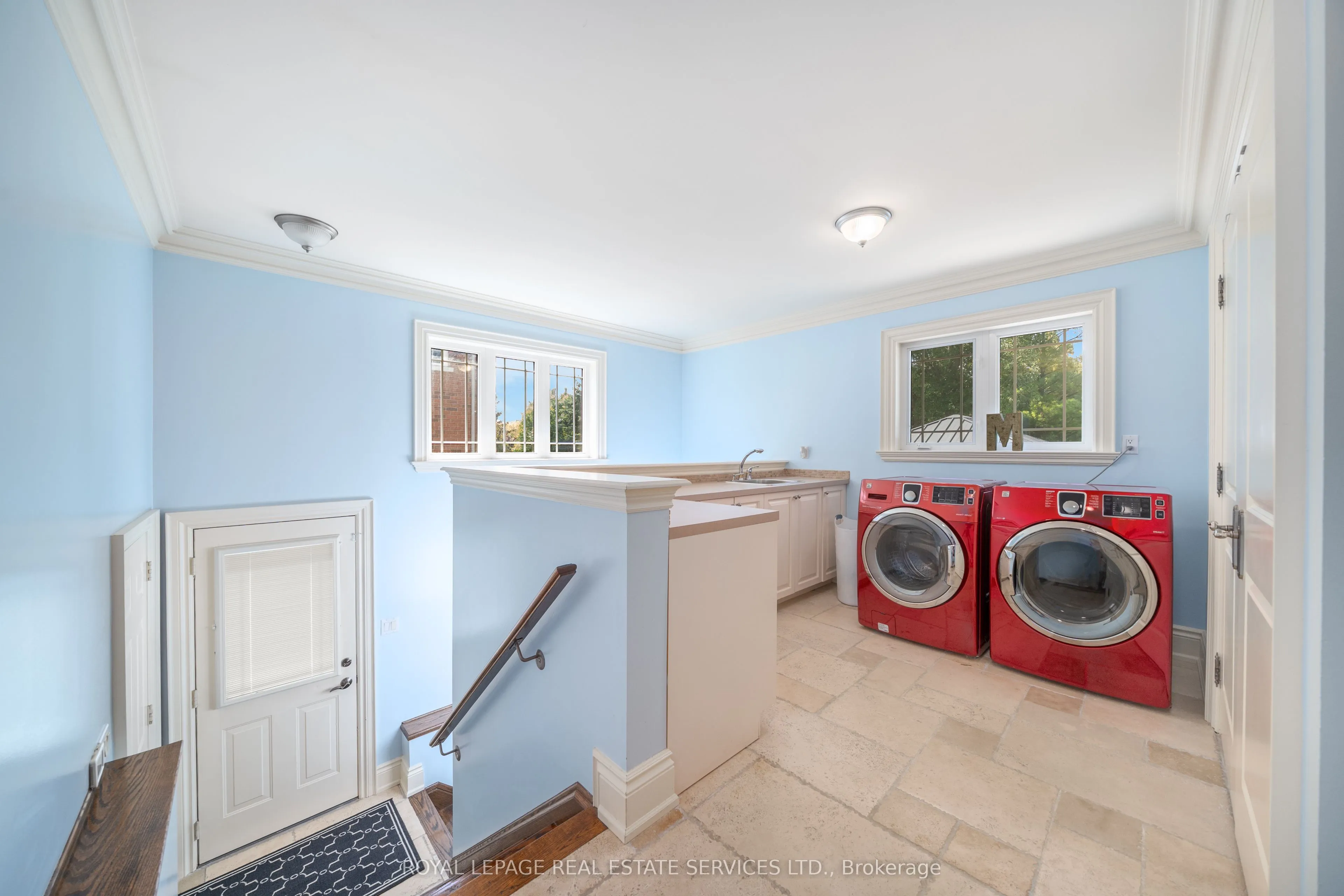 16 Sherman Oaks Court