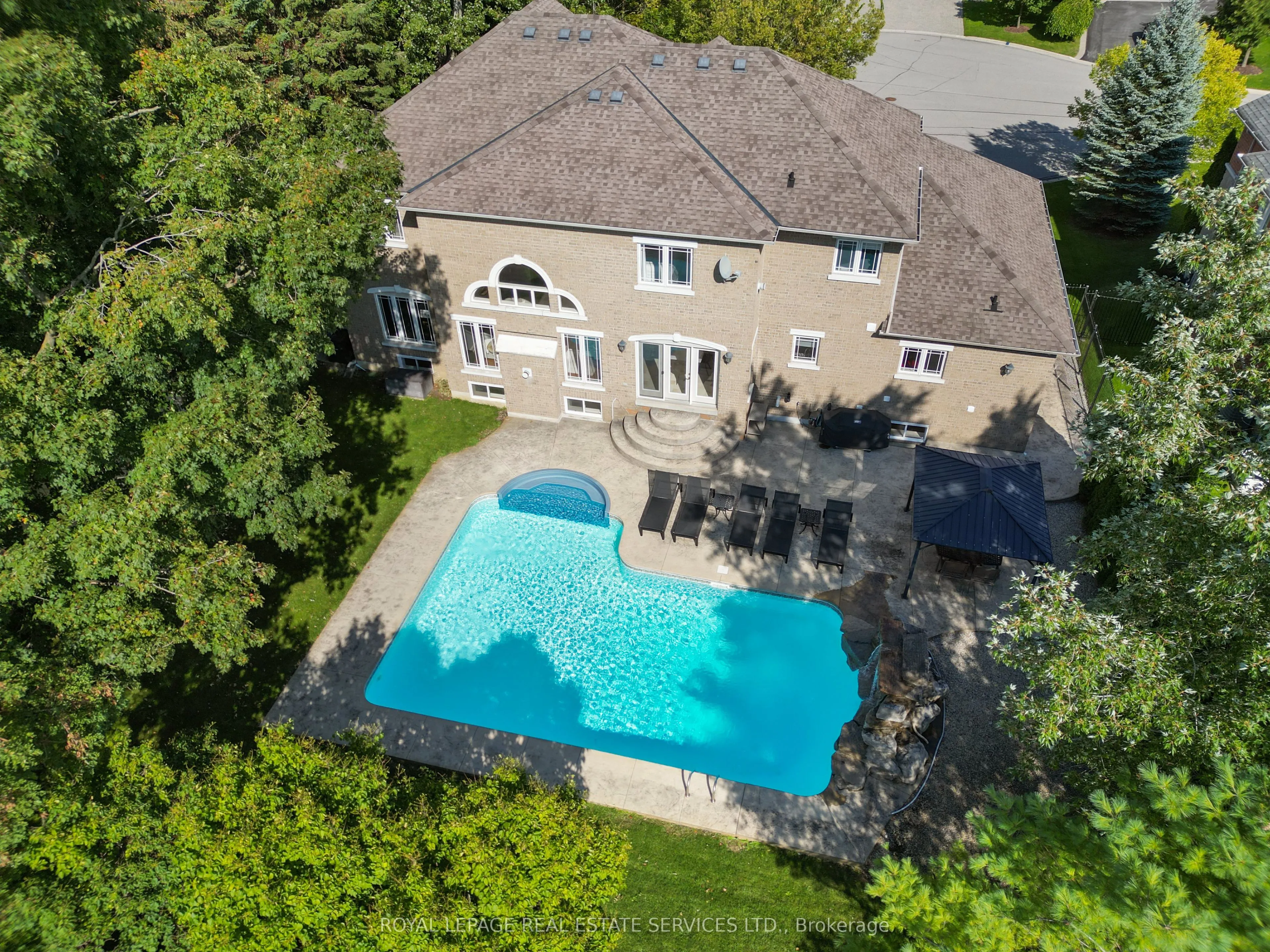 16 Sherman Oaks Court