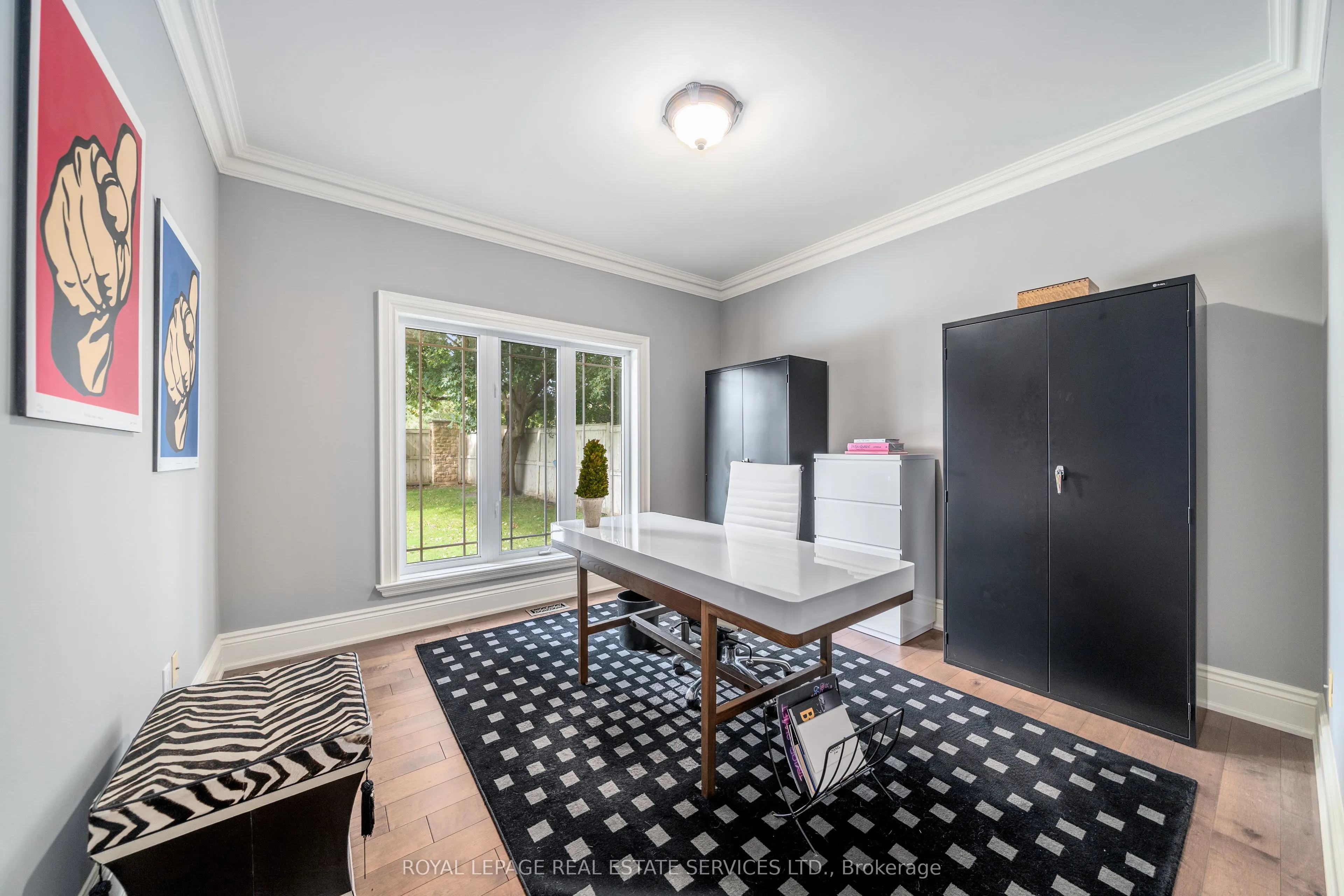 16 Sherman Oaks Court