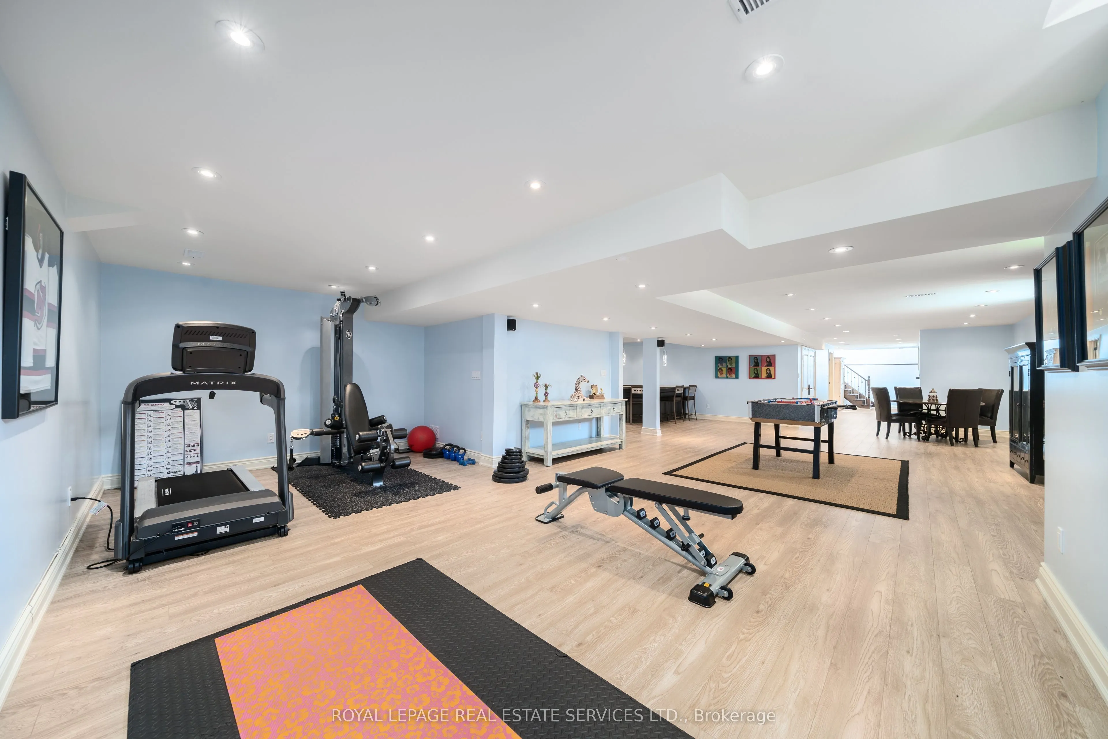 16 Sherman Oaks Court