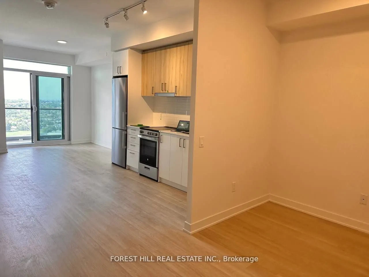 50 Upper Mall Way, #B1804