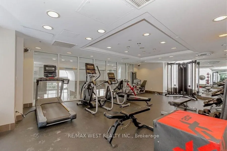 350 Red Maple Road N, #802