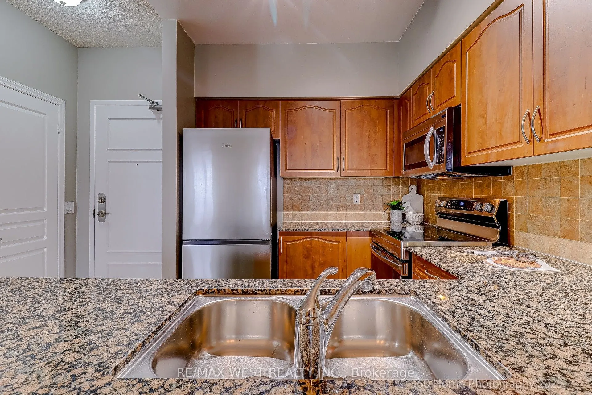 350 Red Maple Road N, #802