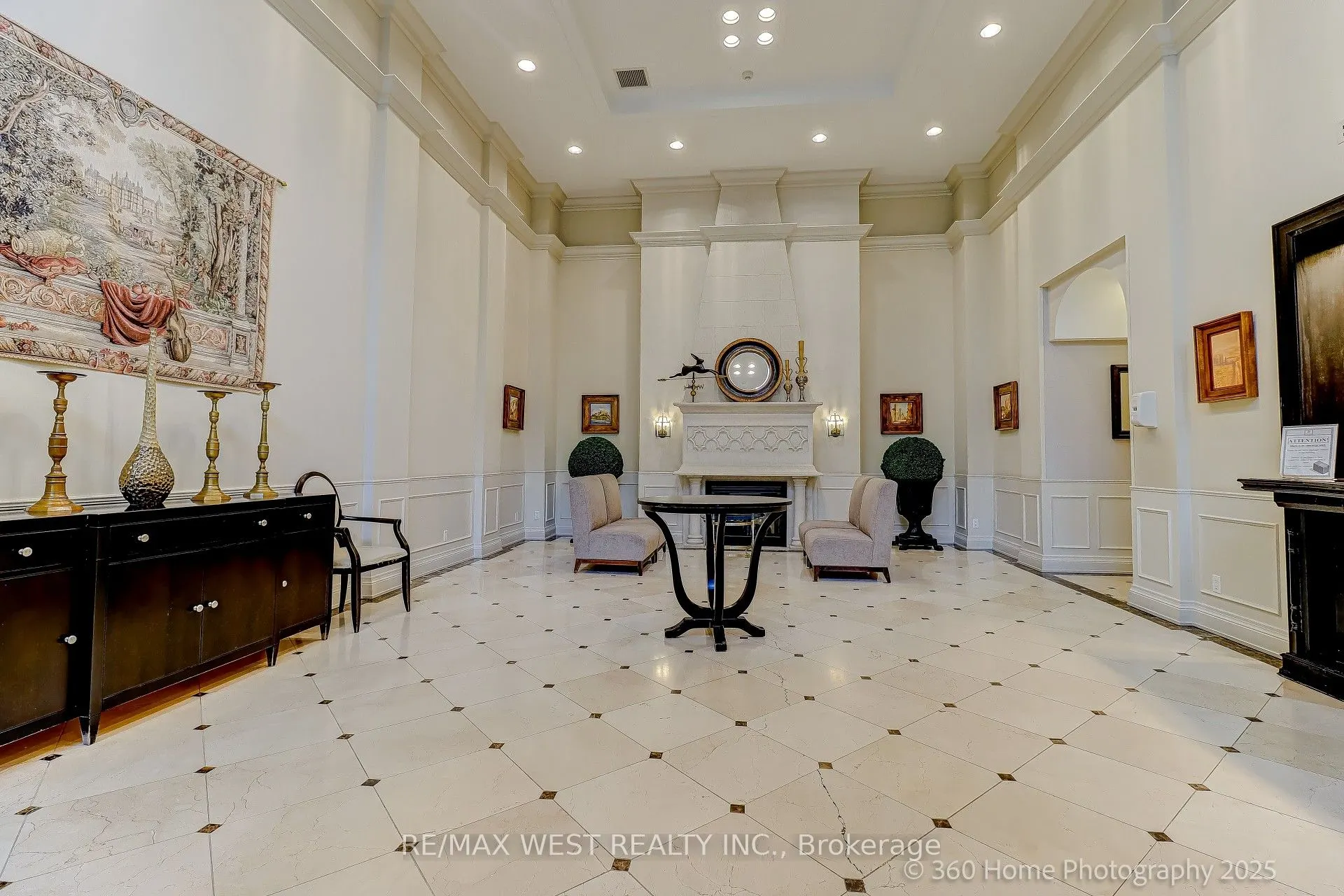 350 Red Maple Road N, #802
