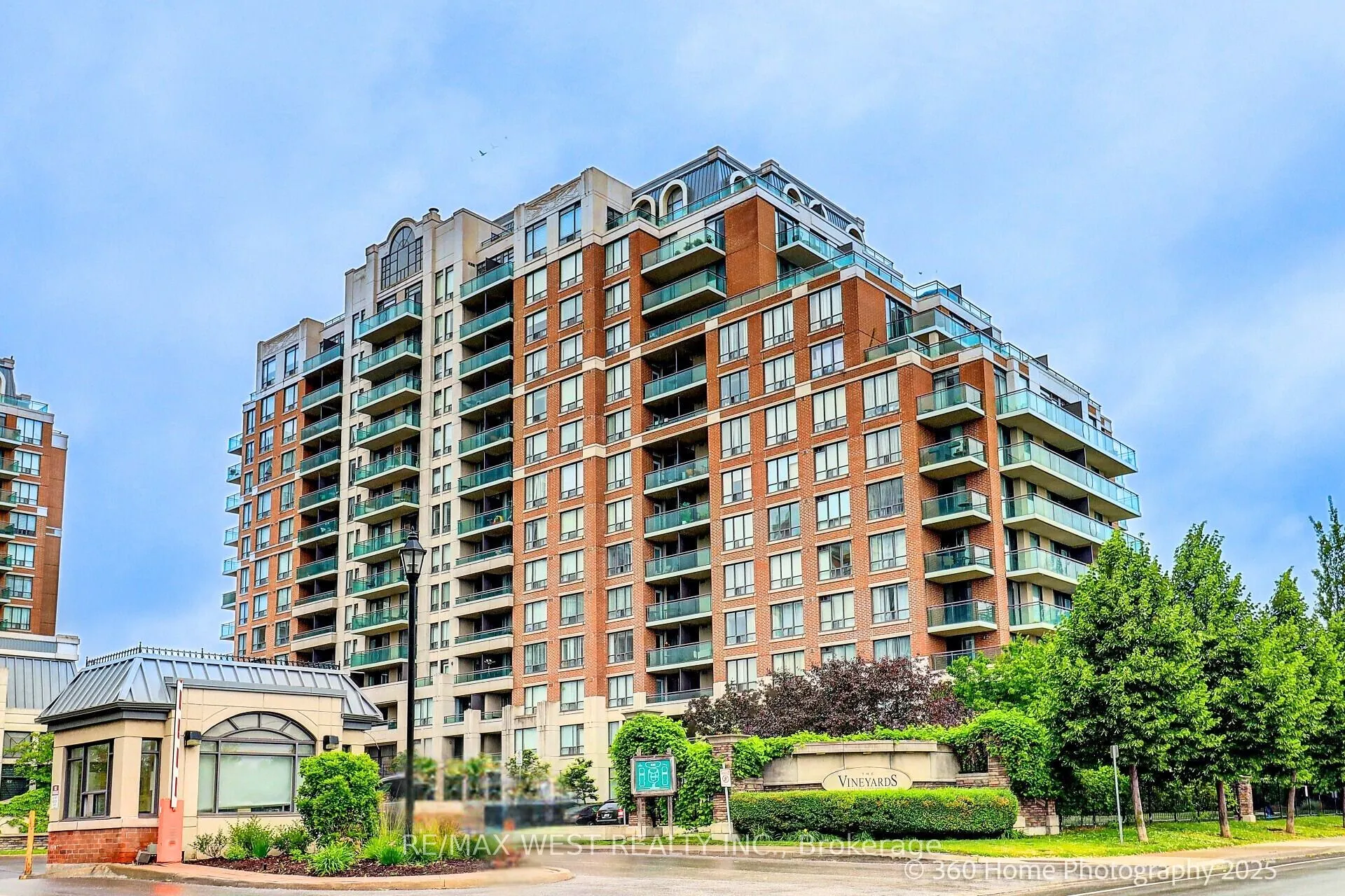 350 Red Maple Road N, #802