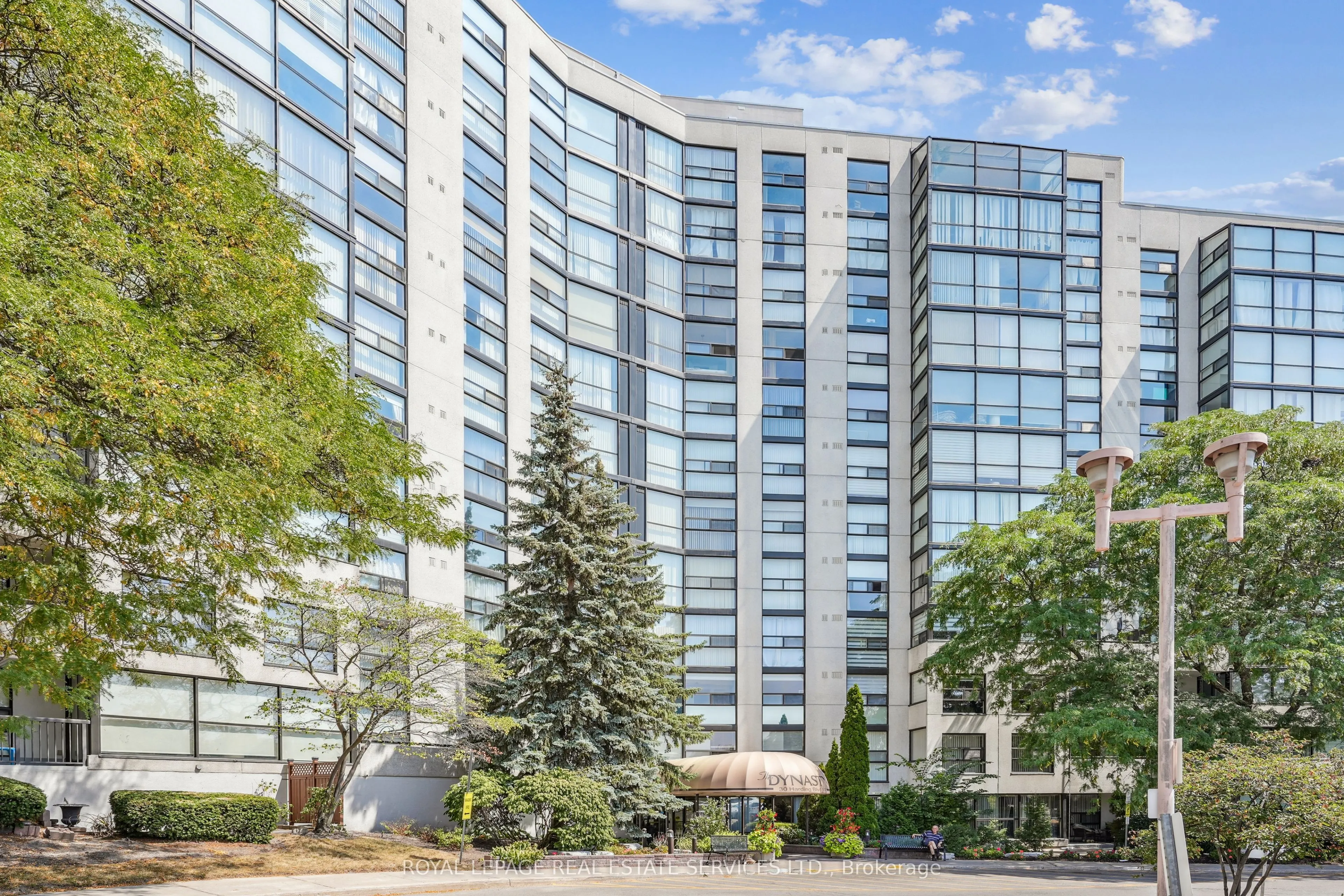 30 Harding Boulevard W, #417