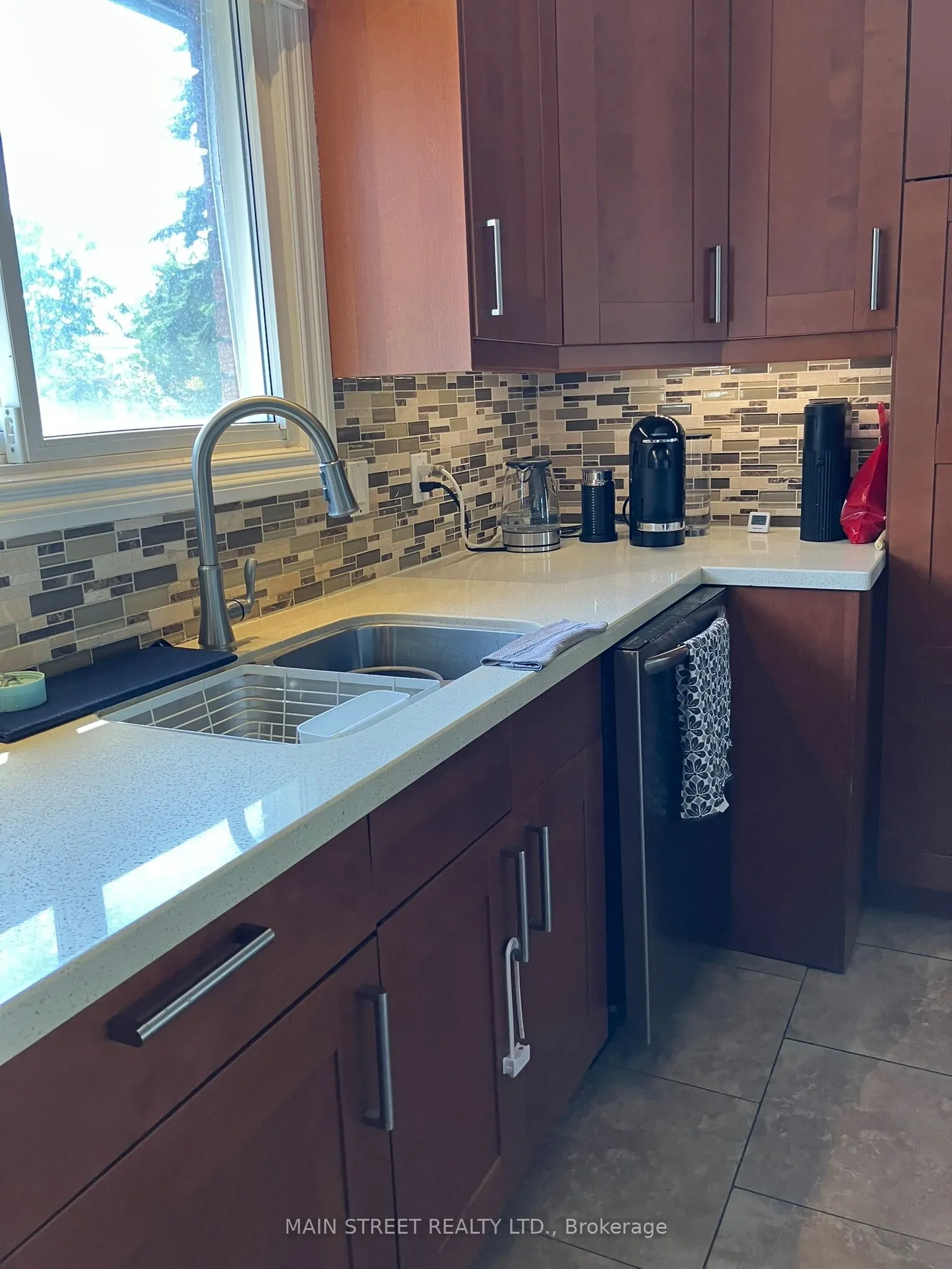 88 KULPIN Avenue, #MAIN FLR