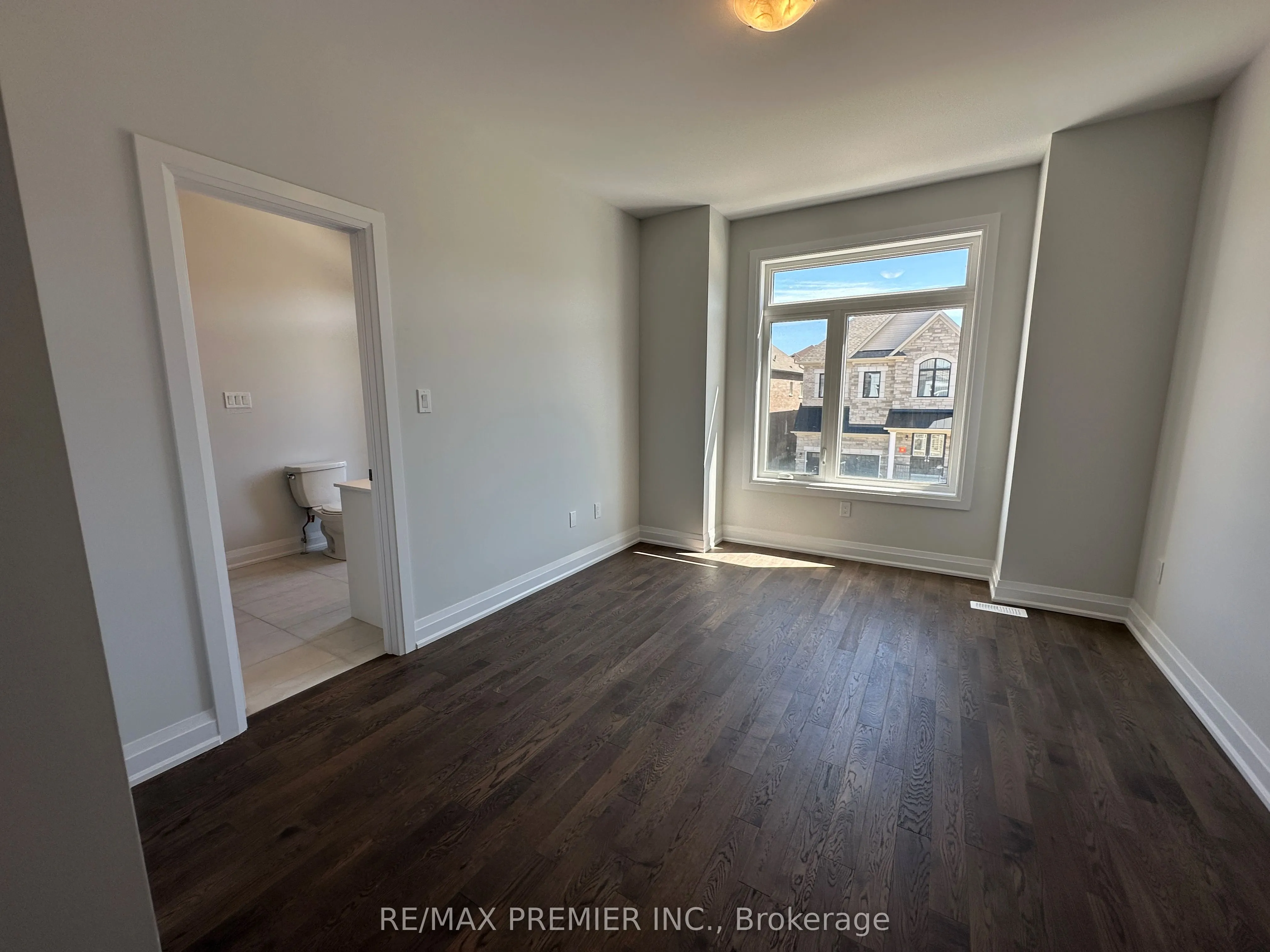 6 La Reine Avenue