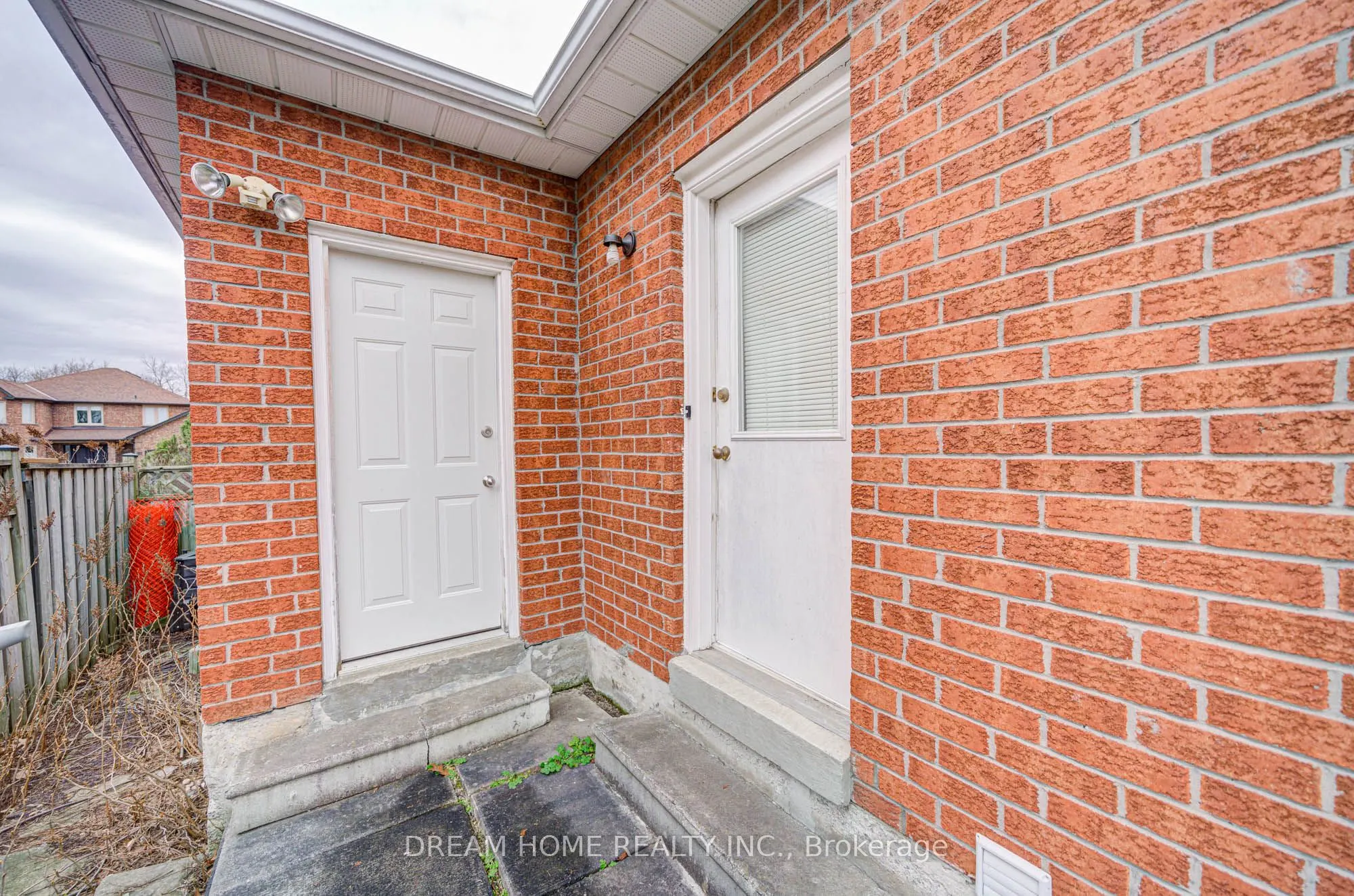 352 Kennedy Street W
