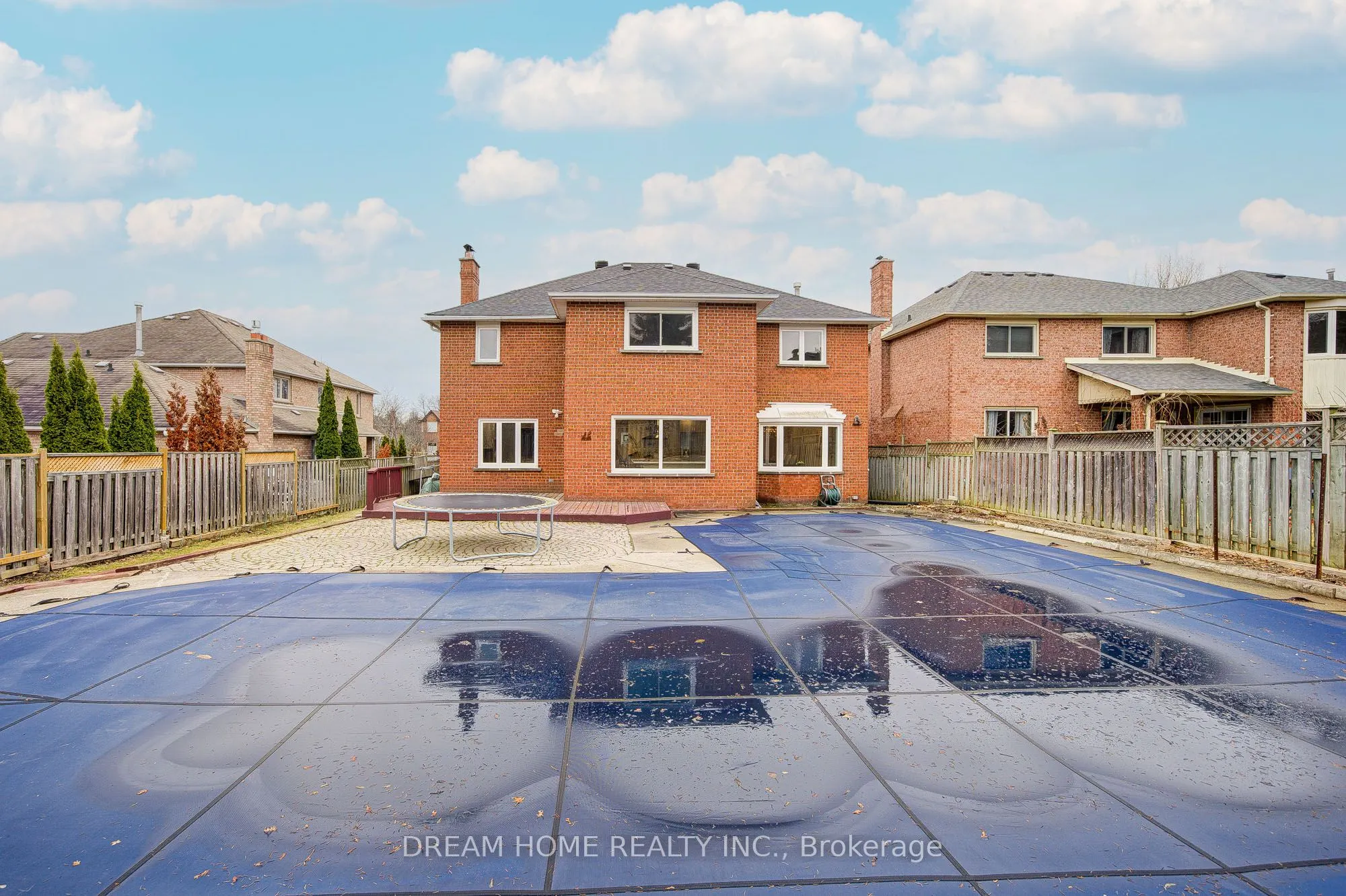 352 Kennedy Street W