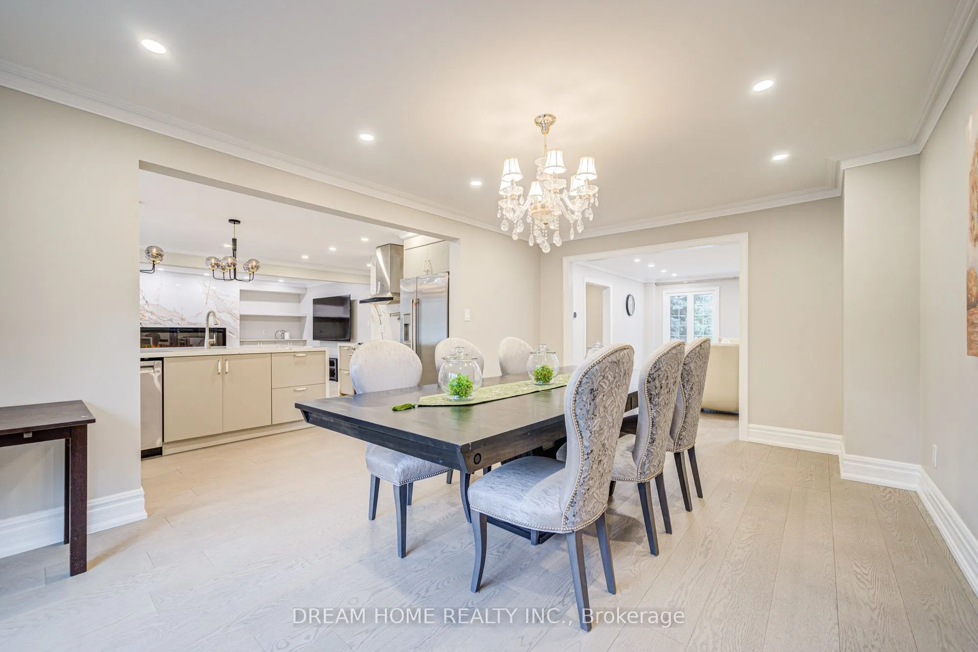 352 Kennedy Street W