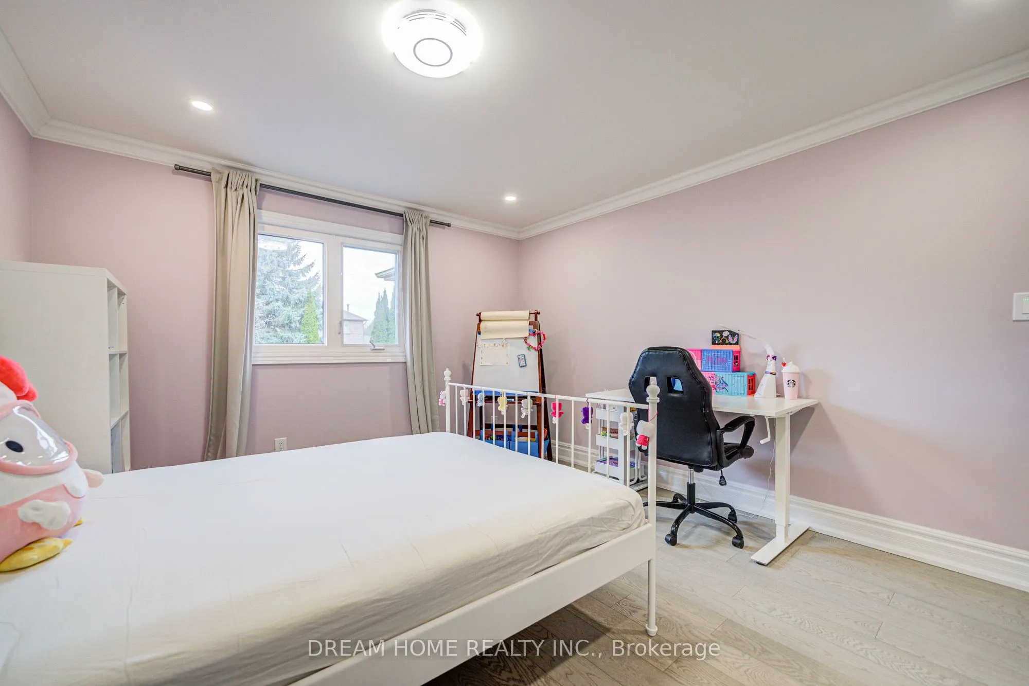 352 Kennedy Street W