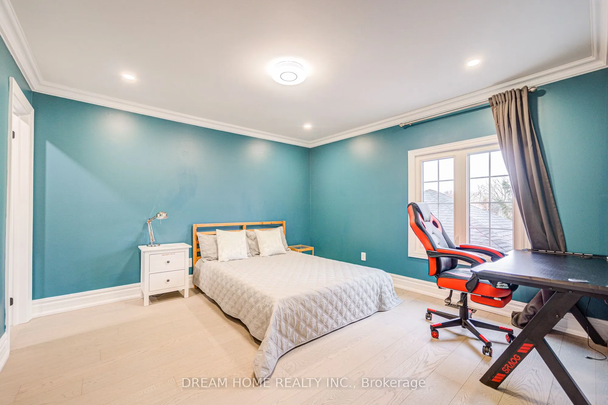 352 Kennedy Street W