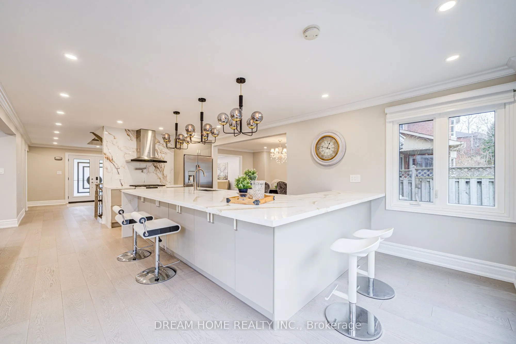 352 Kennedy Street W