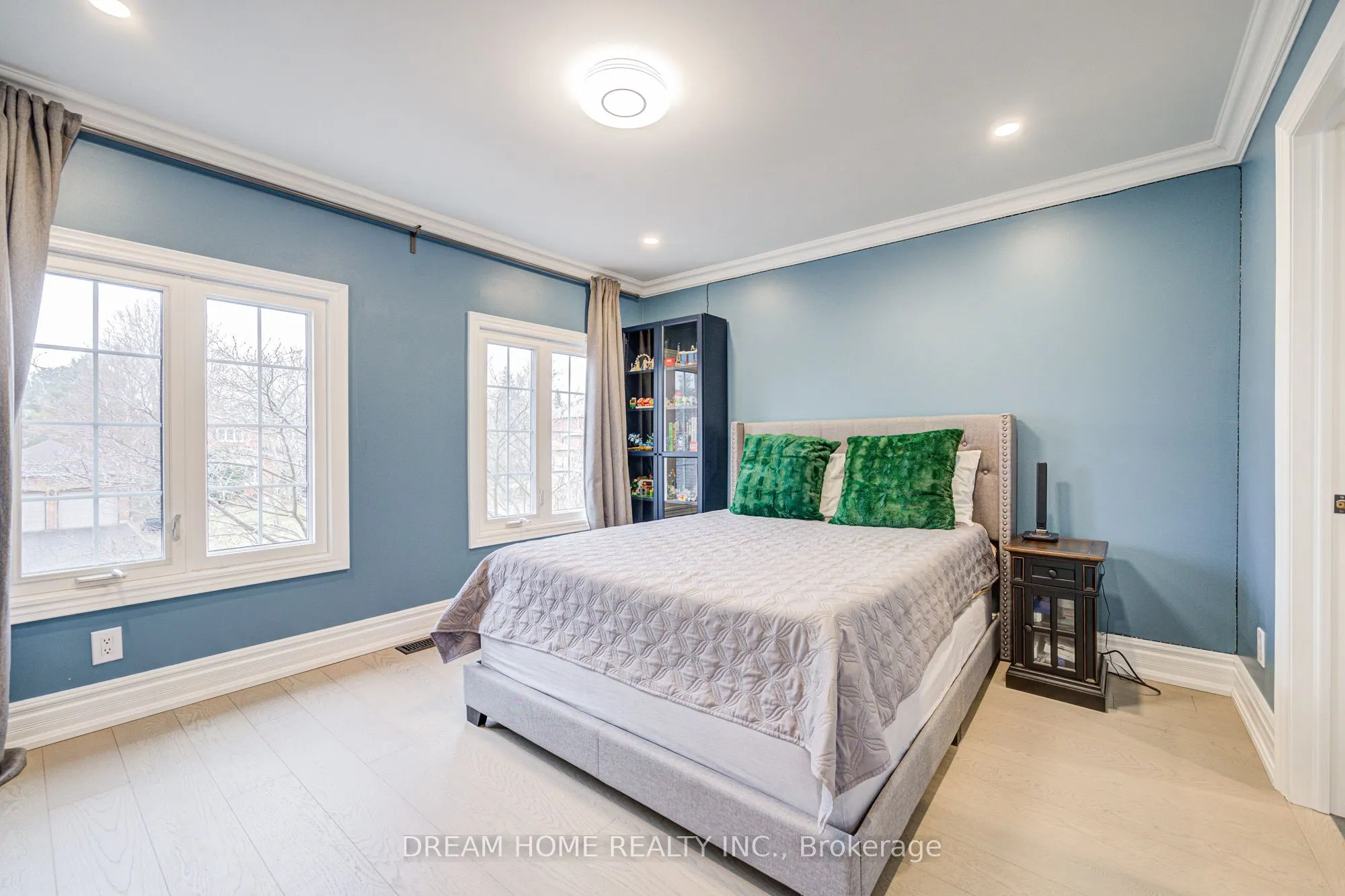 352 Kennedy Street W