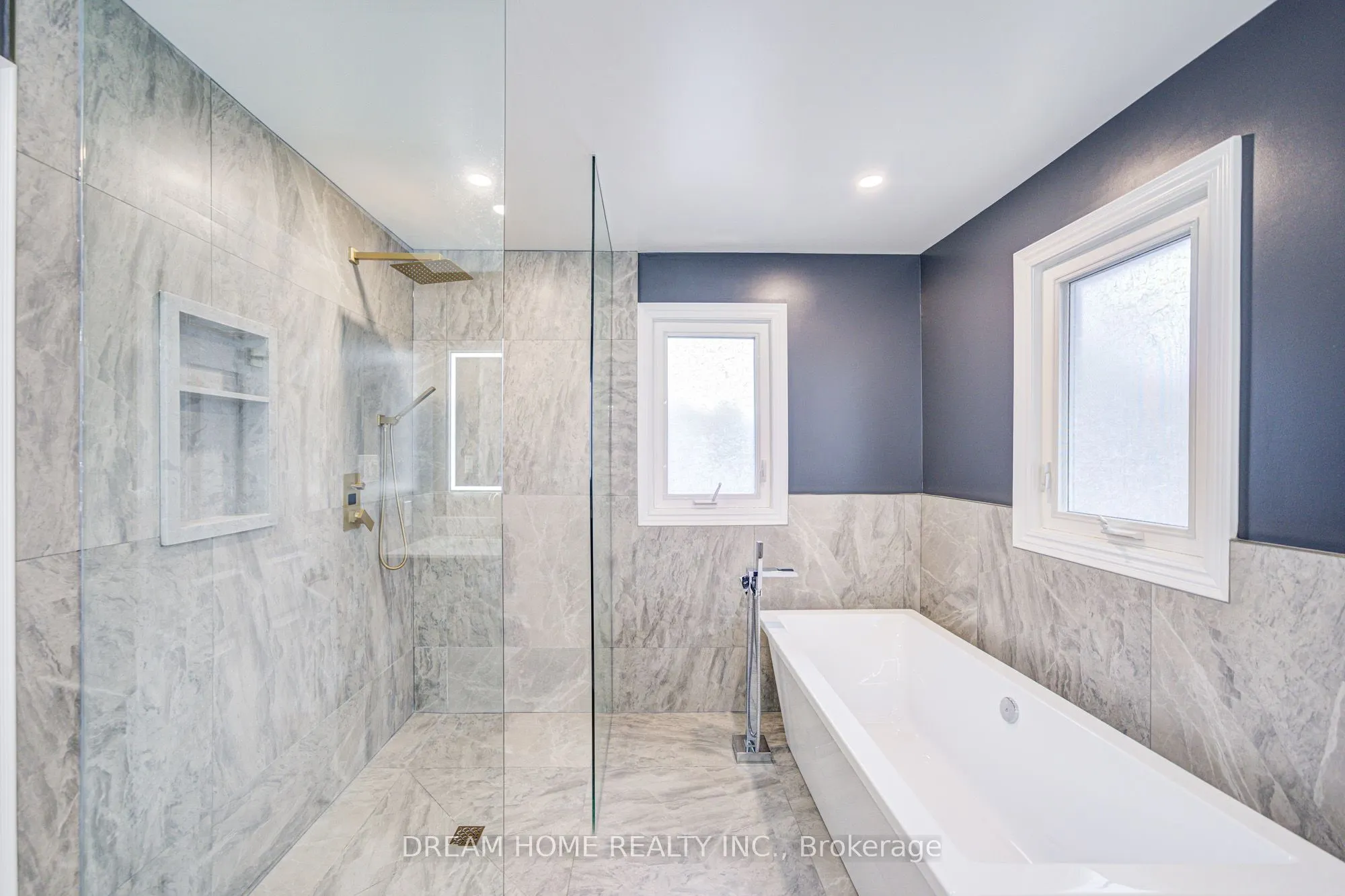 352 Kennedy Street W
