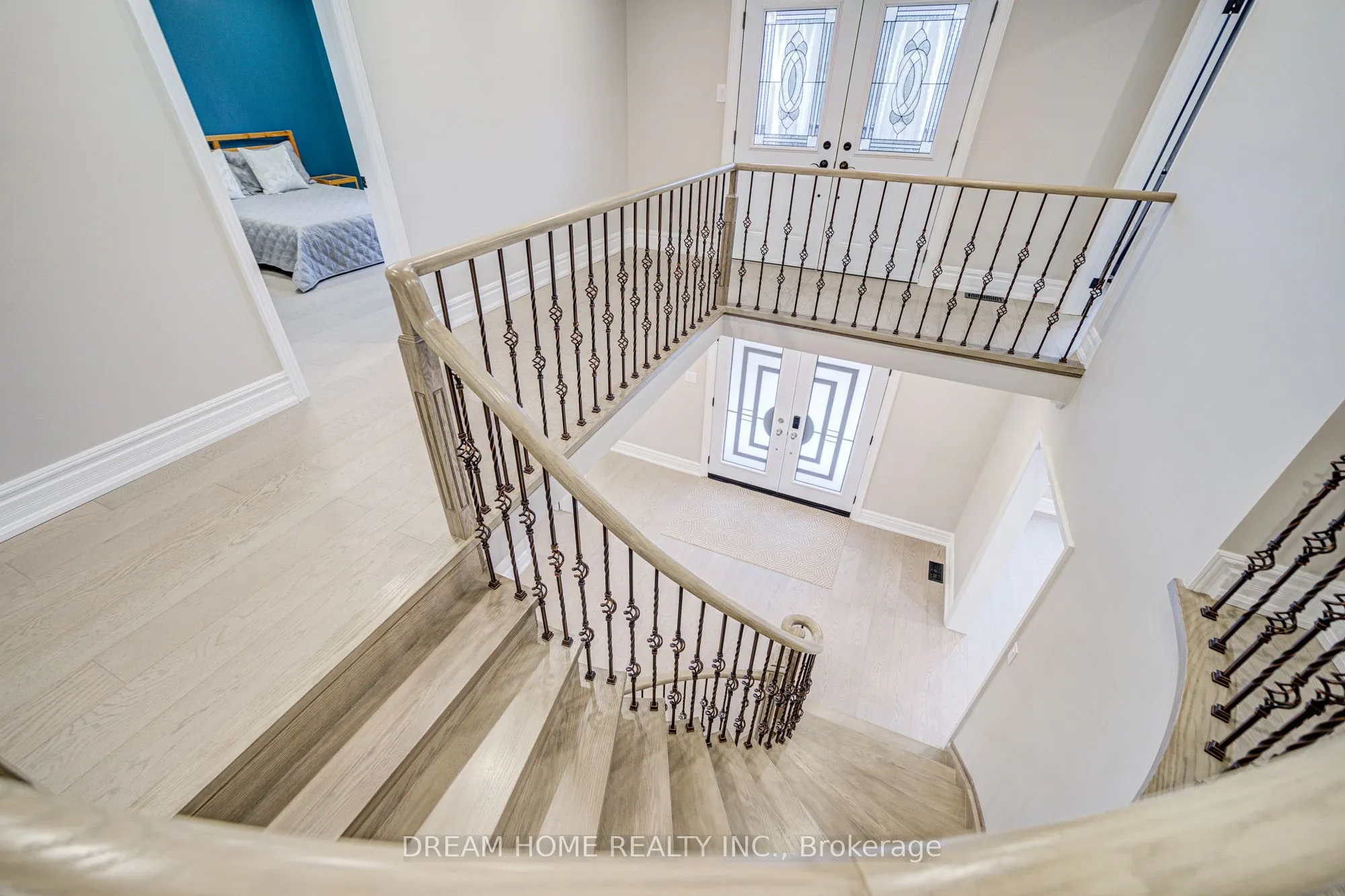 352 Kennedy Street W