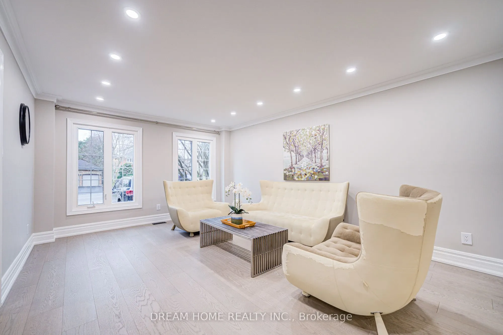 352 Kennedy Street W