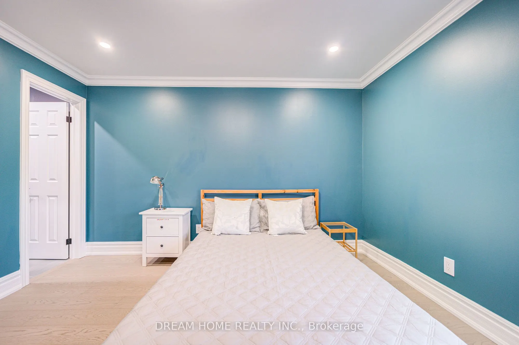352 Kennedy Street W