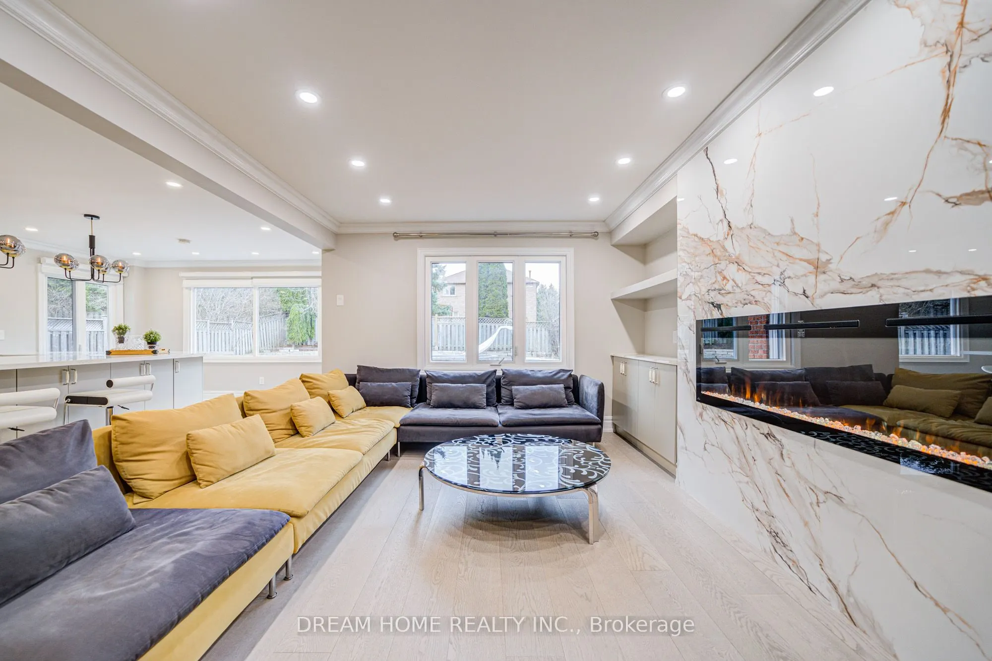 352 Kennedy Street W