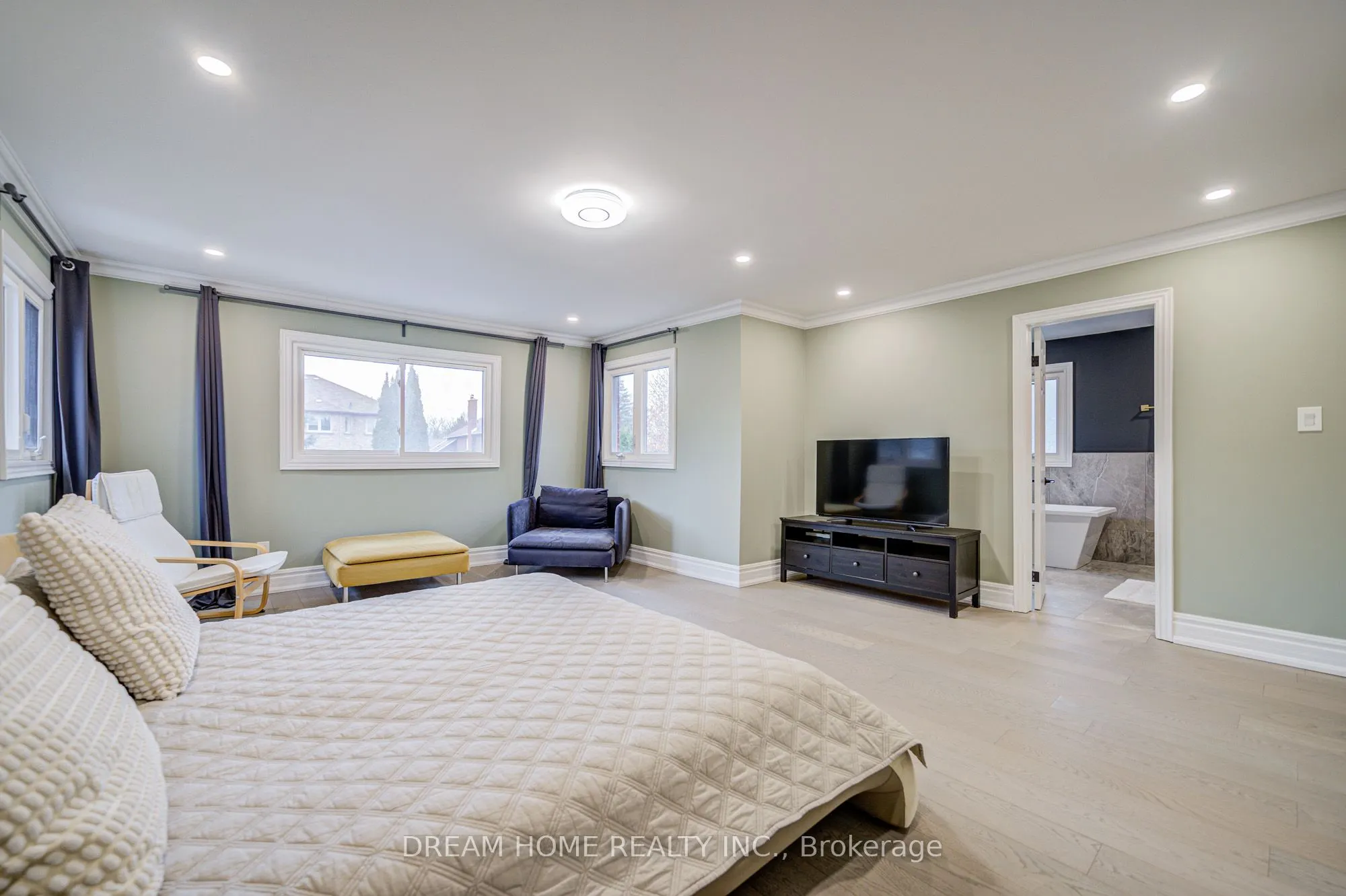352 Kennedy Street W