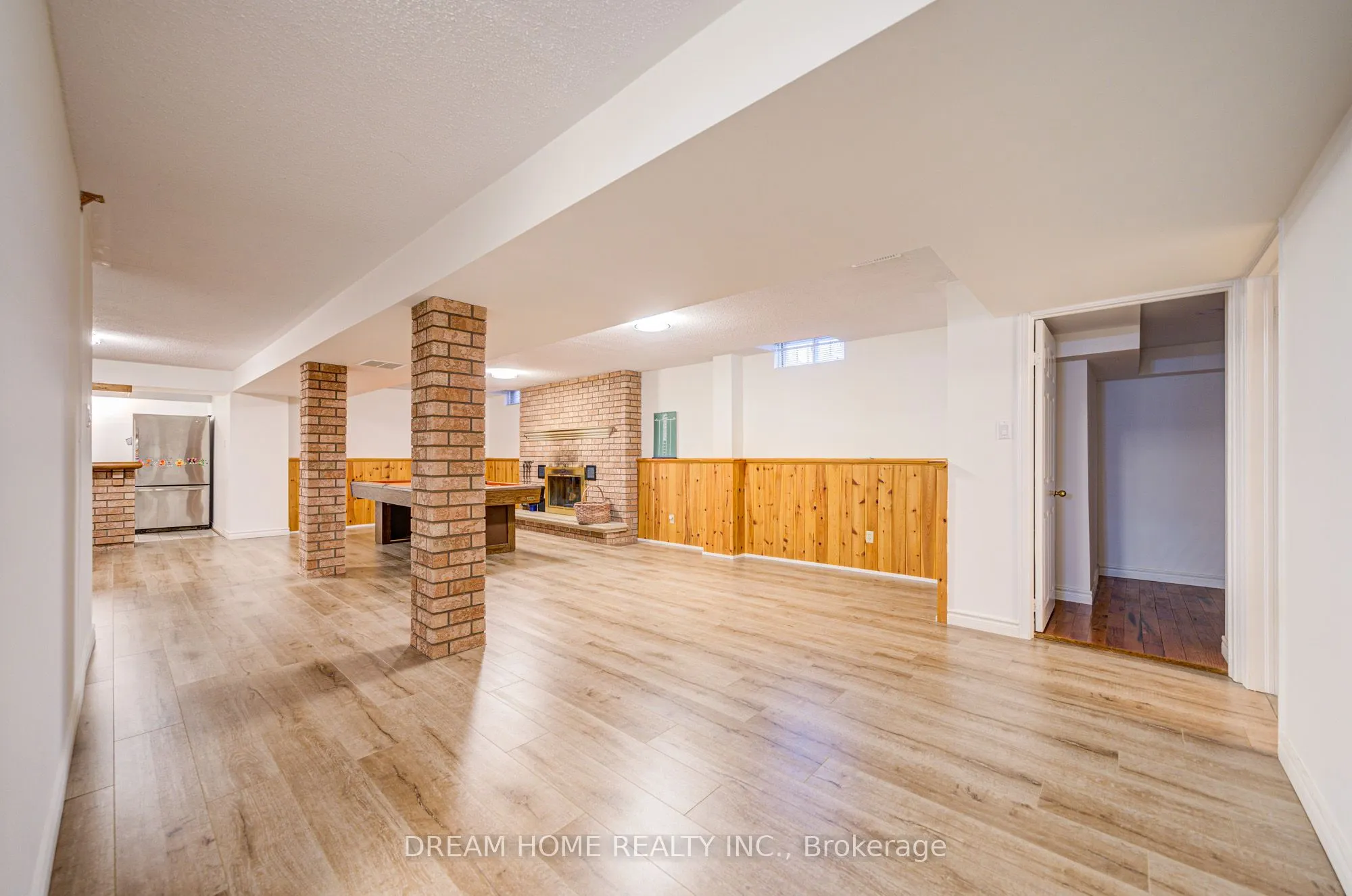 352 Kennedy Street W