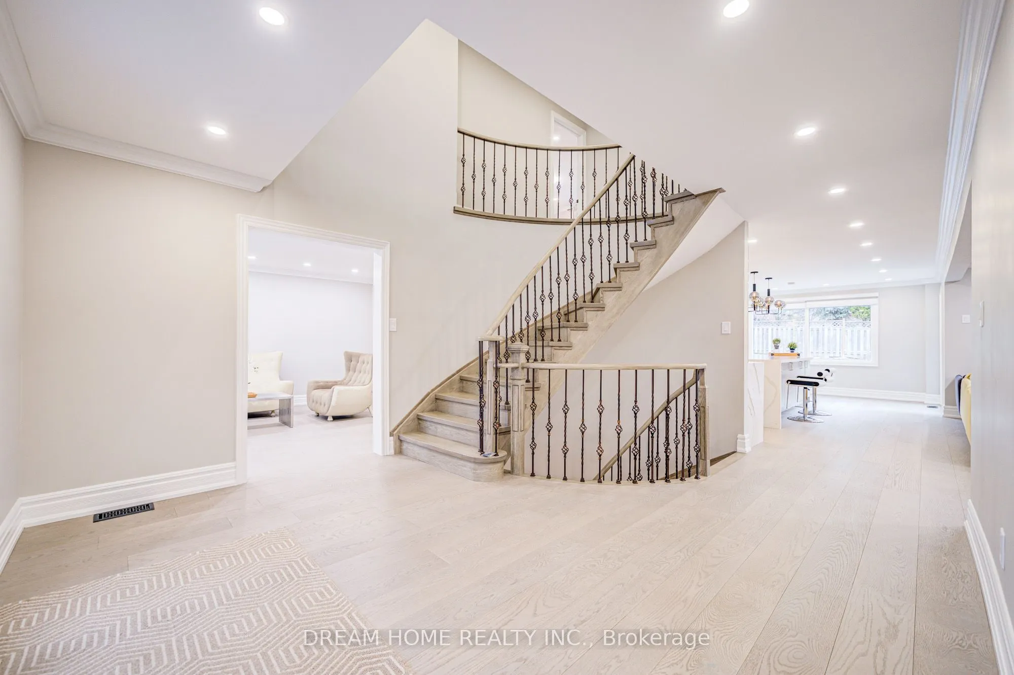 352 Kennedy Street W