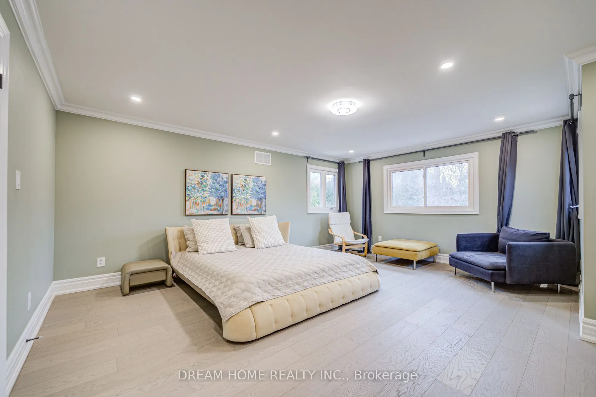352 Kennedy Street W