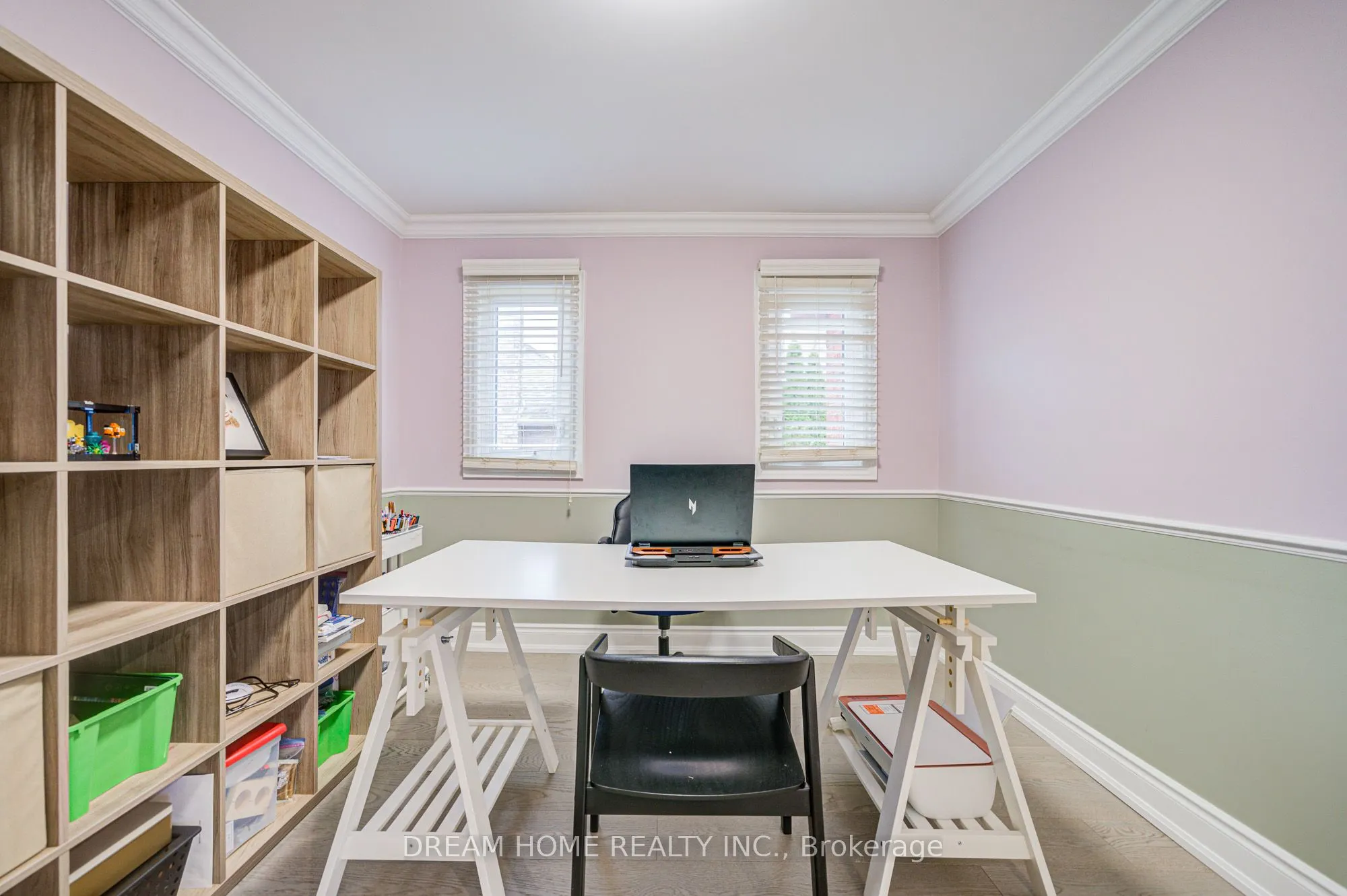 352 Kennedy Street W