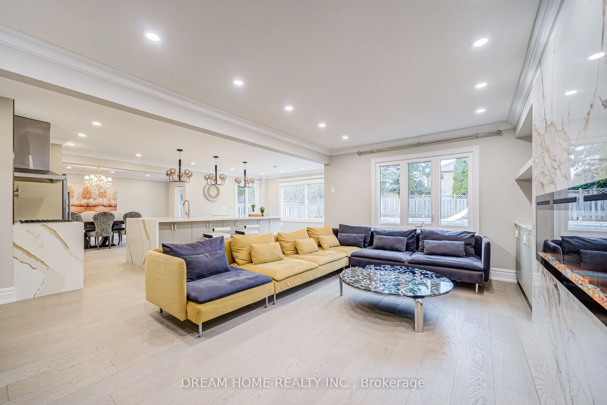 352 Kennedy Street W