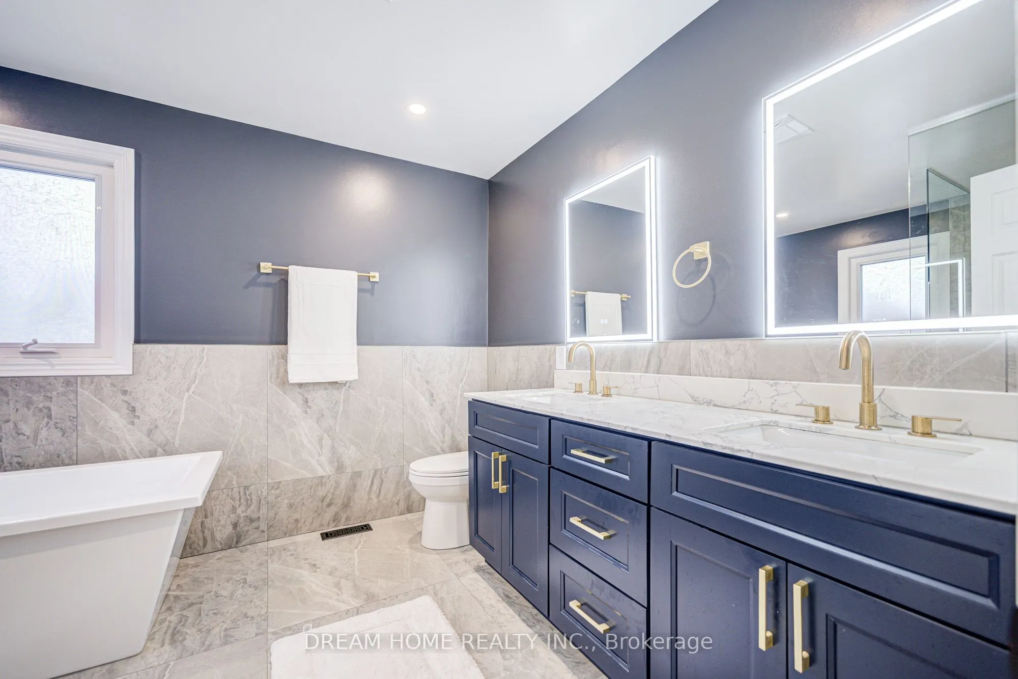 352 Kennedy Street W