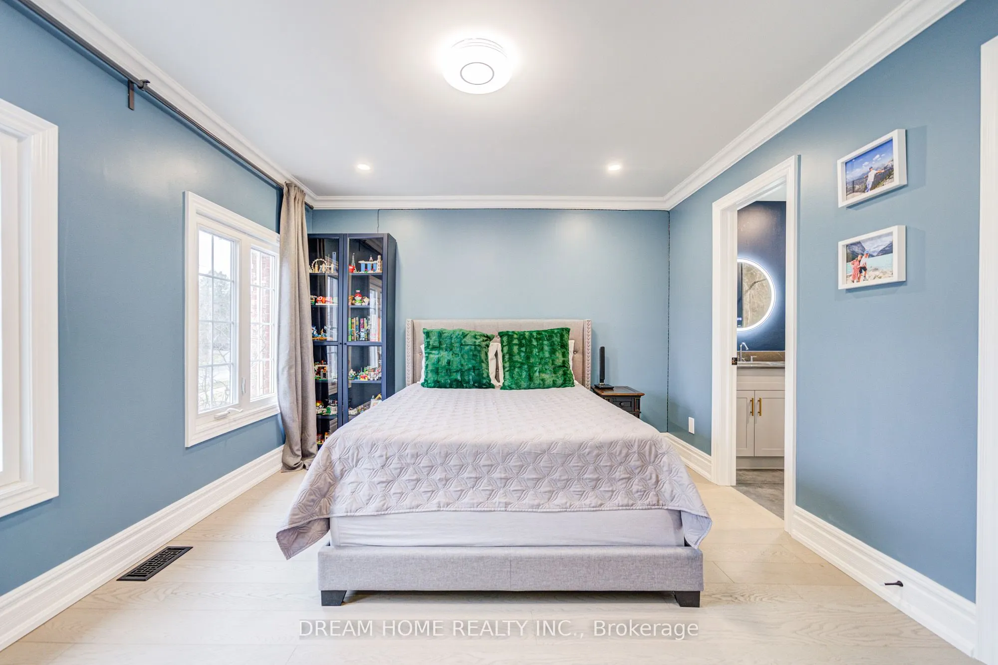 352 Kennedy Street W