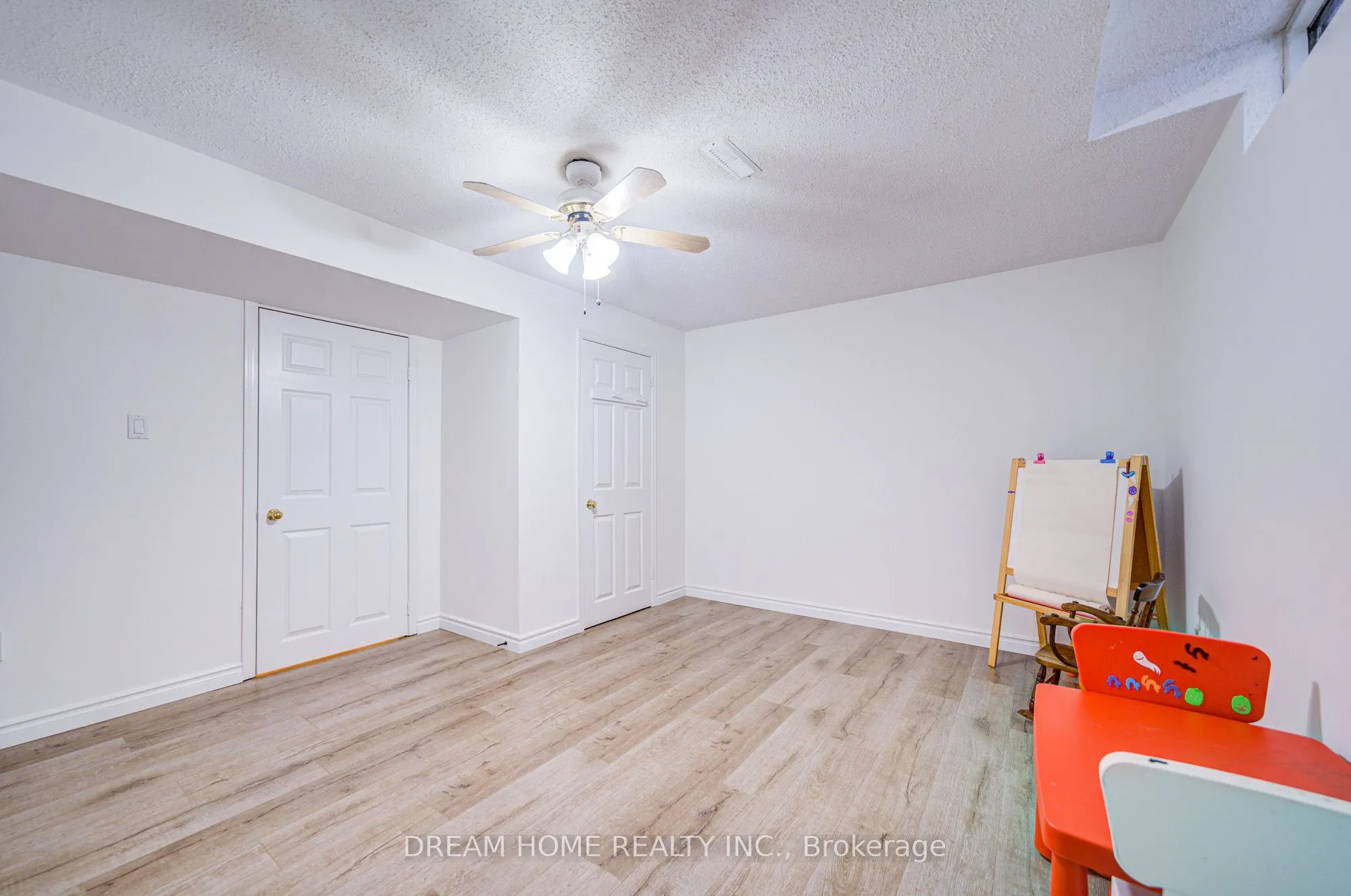 352 Kennedy Street W