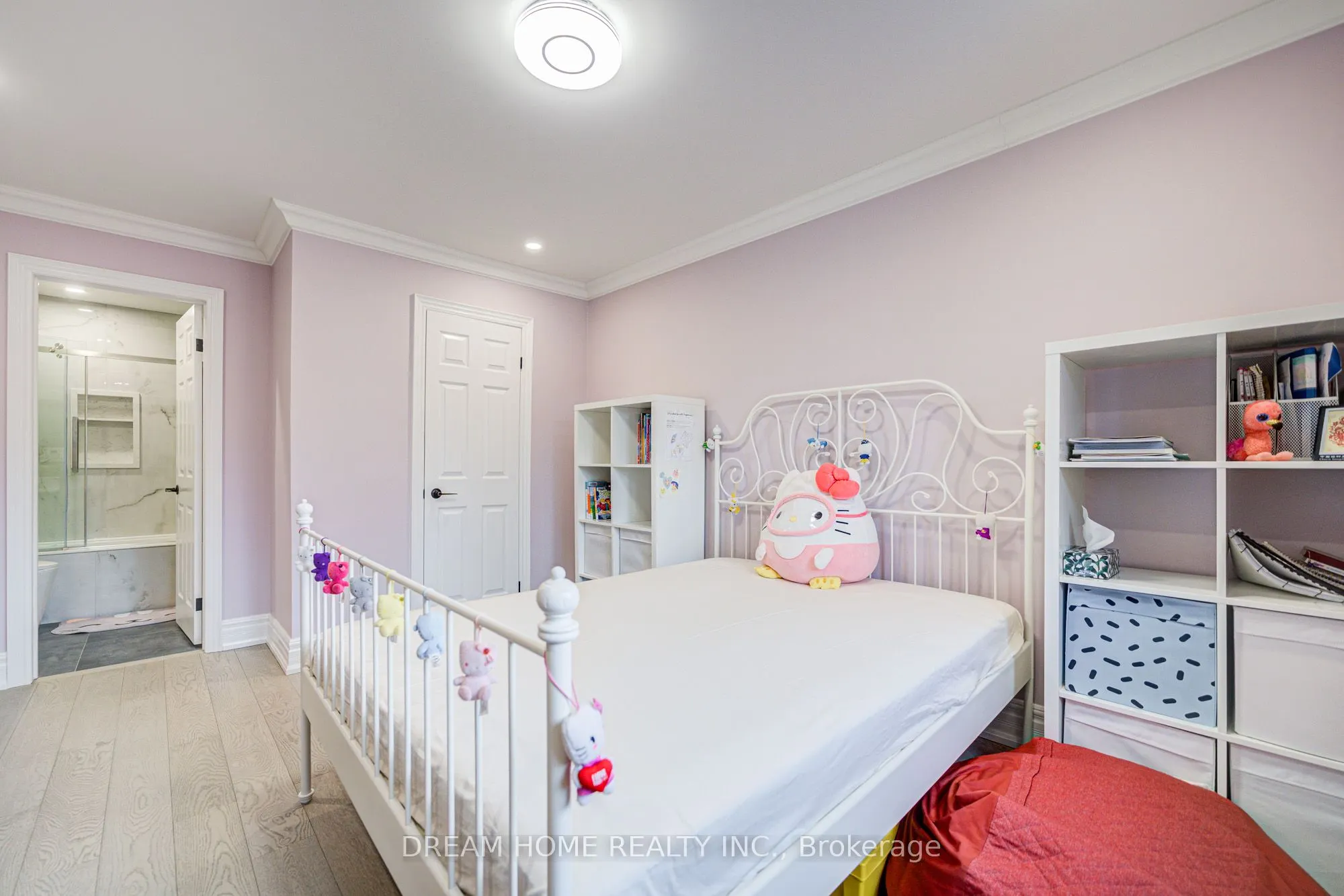 352 Kennedy Street W
